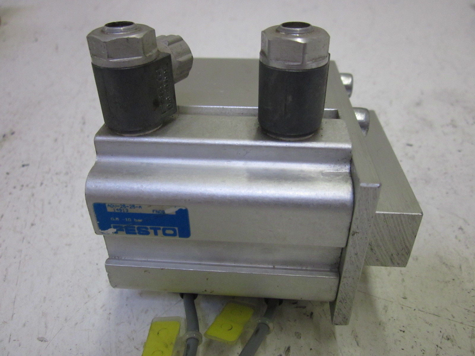 FESTO ADV-25-25-A PNEUMATIC CYLINDER *USED*