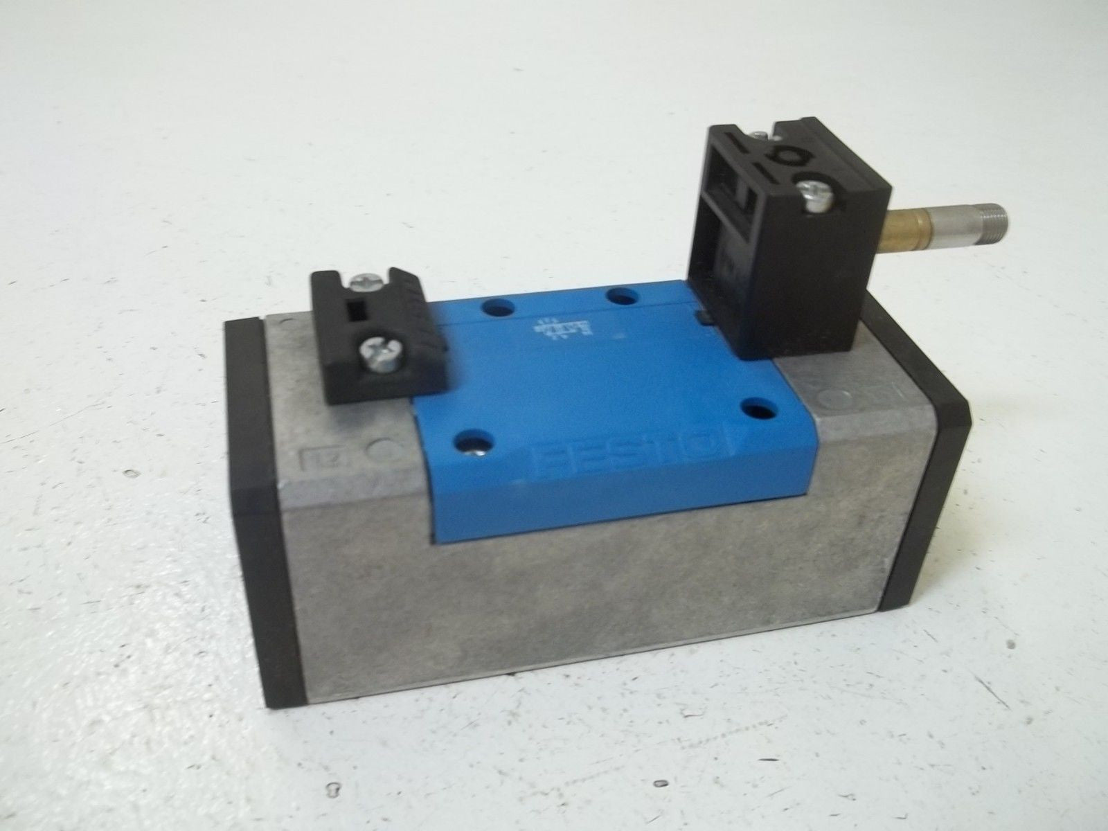 FESTO MFH-5/2-D-2-C SOLENOID VALVE W/MANUAL OVERRIDE *NEW IN BOX*