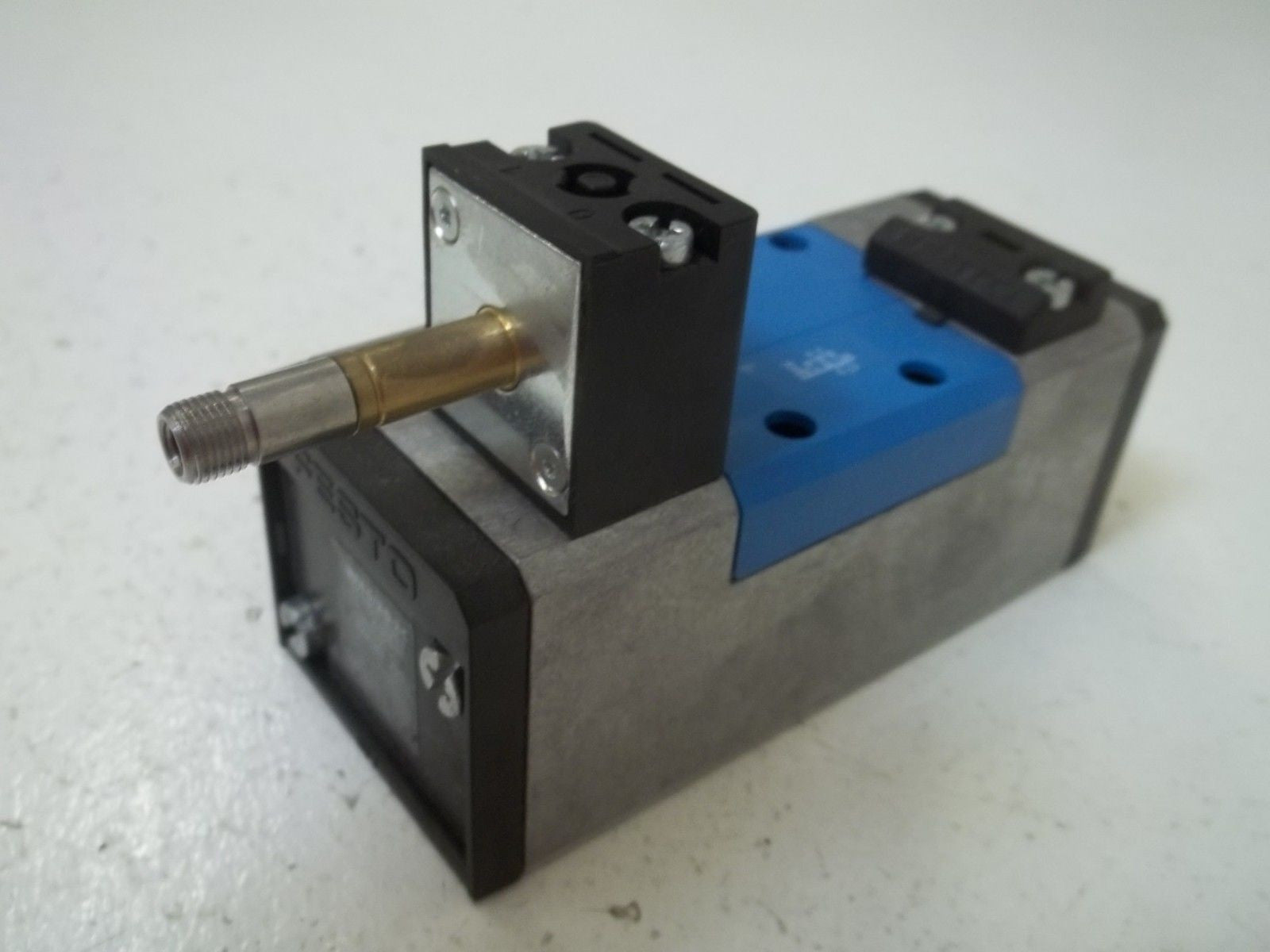 FESTO MFH-5/2-D-2-C SOLENOID VALVE W/MANUAL OVERRIDE *NEW IN BOX*