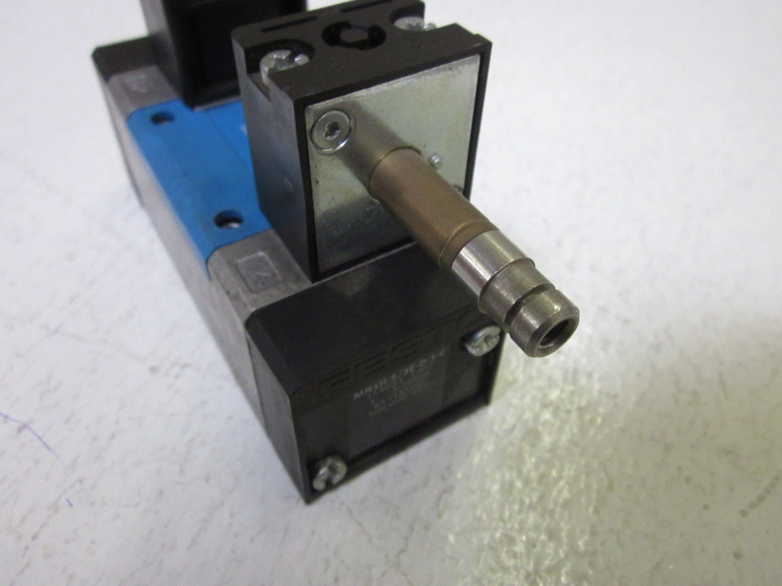 FESTO MNQH-5/3E-D-1-C SOLENOID VALVE *NEW NO BOX*