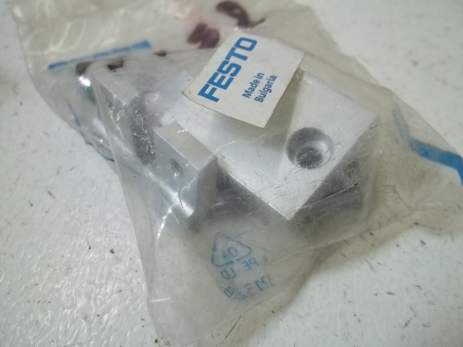 FESTO SMBU-2B MOUNTING KIT * NEW IN A FACTORY BAG *