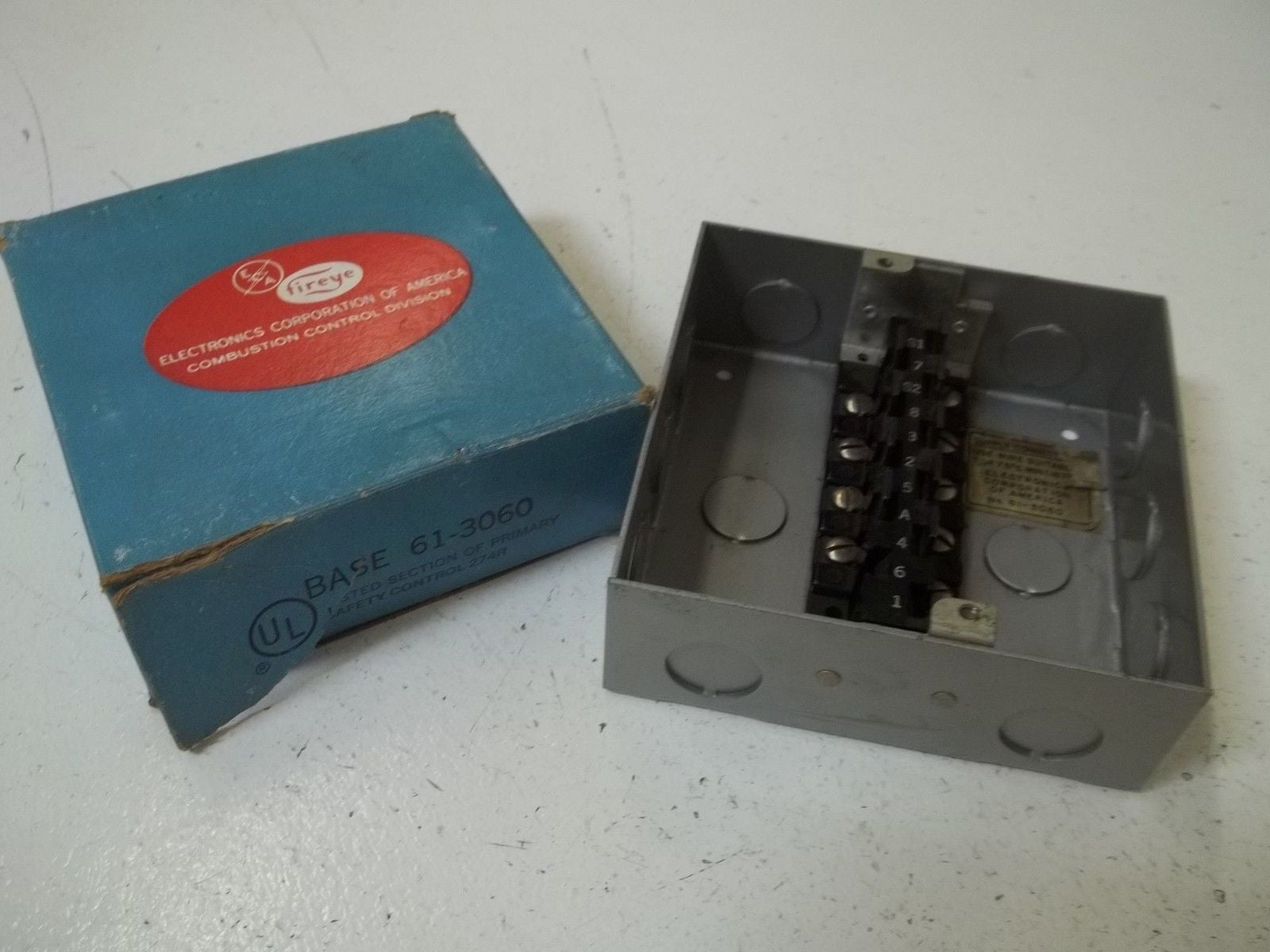 FIREYE 61-3060 CLOSED WIRING BASE SURFACE MOUNT *USED*