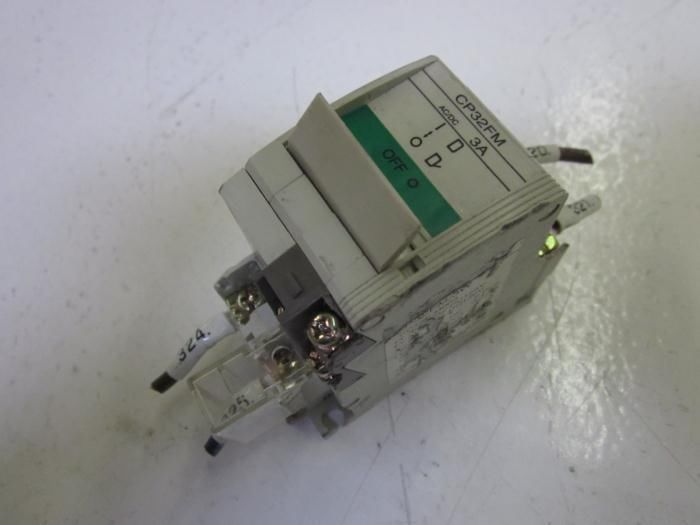 FUJI ELECTRIC CP32FM/3W 3A CIRCUIT BREAKER *USED*