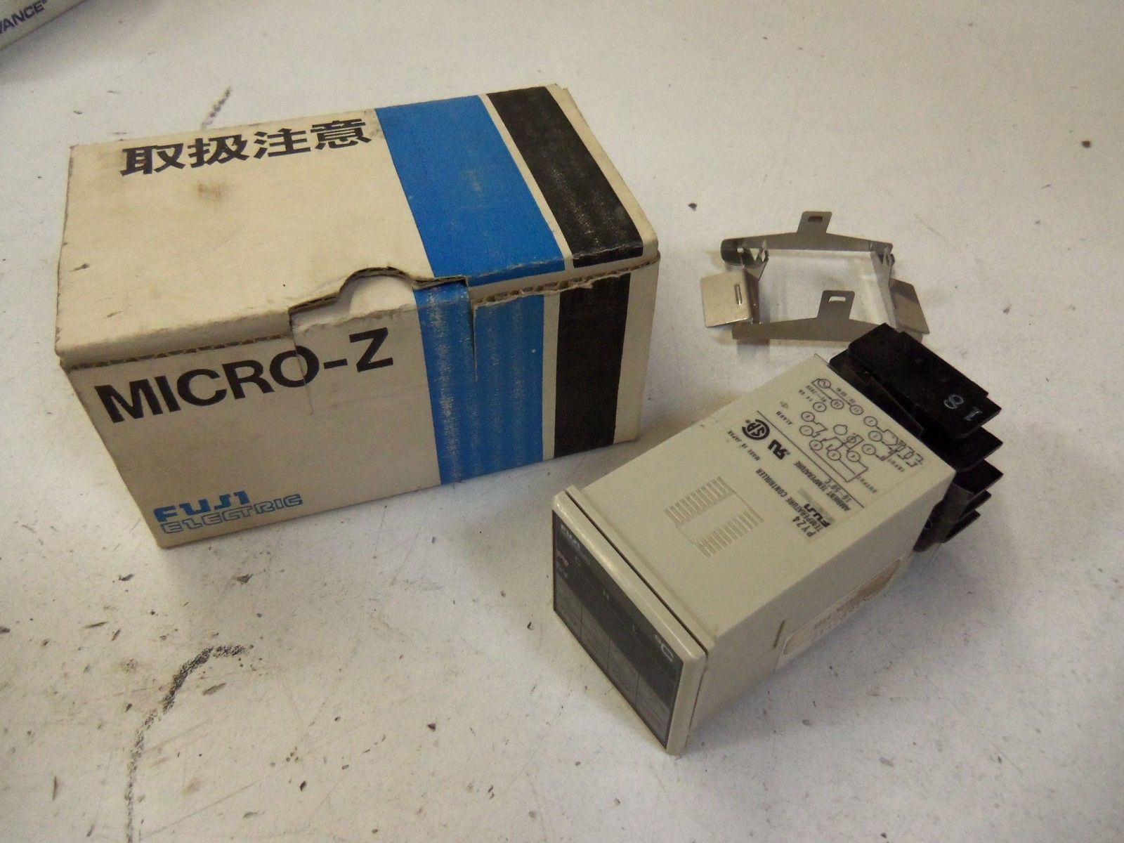 FUJI ELECTRIC MICRO-Z PYZ4-TBY1-5V TEMPERATURE CONTROLLER *NEW IN BOX*