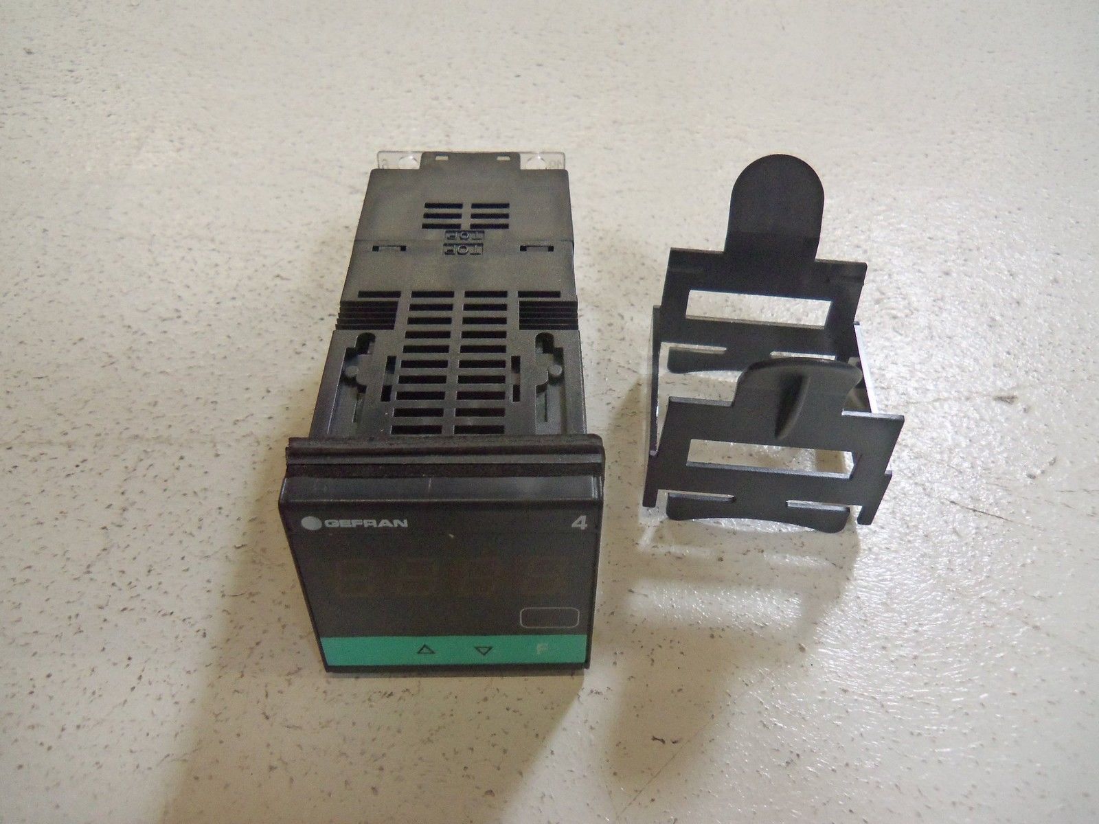GEFRAN TEMPERATURE  CONTROLLER 4T-48-4-24-1-000 *NEW NO BOX*