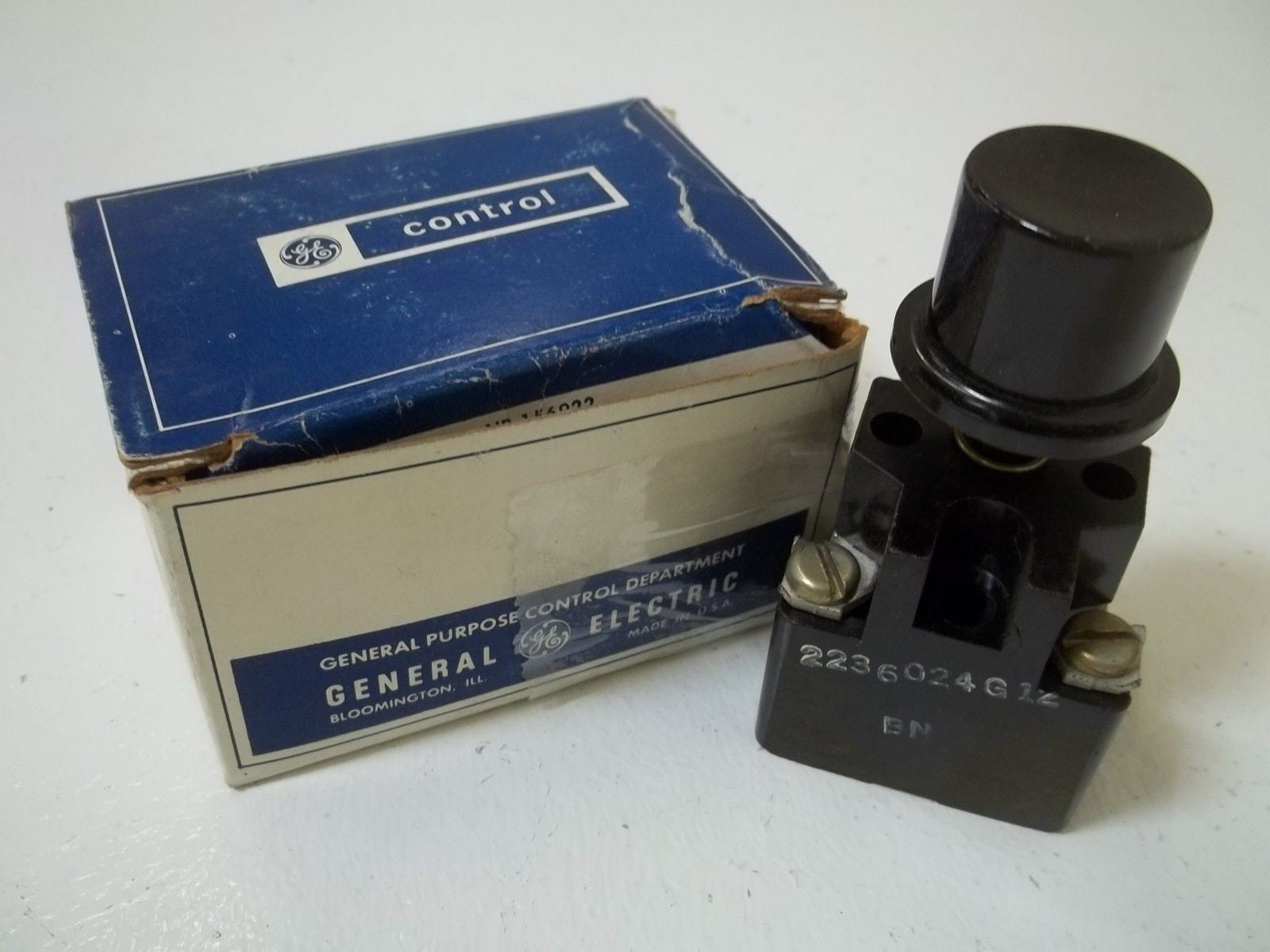 GENERAL ELECTRIC 2236024G12 PUSHBUTTON *NEW IN BOX*