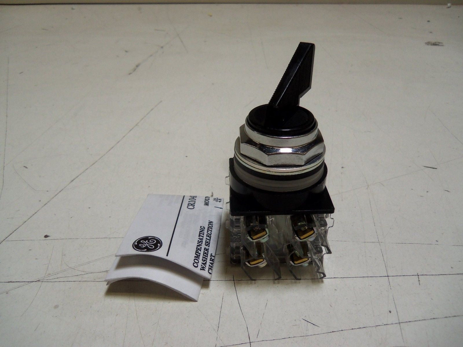 GENERAL ELECTRIC CR104PSM34B92 LEVER OPERATED SELECTOR SWITCH  *NEW IN BOX*