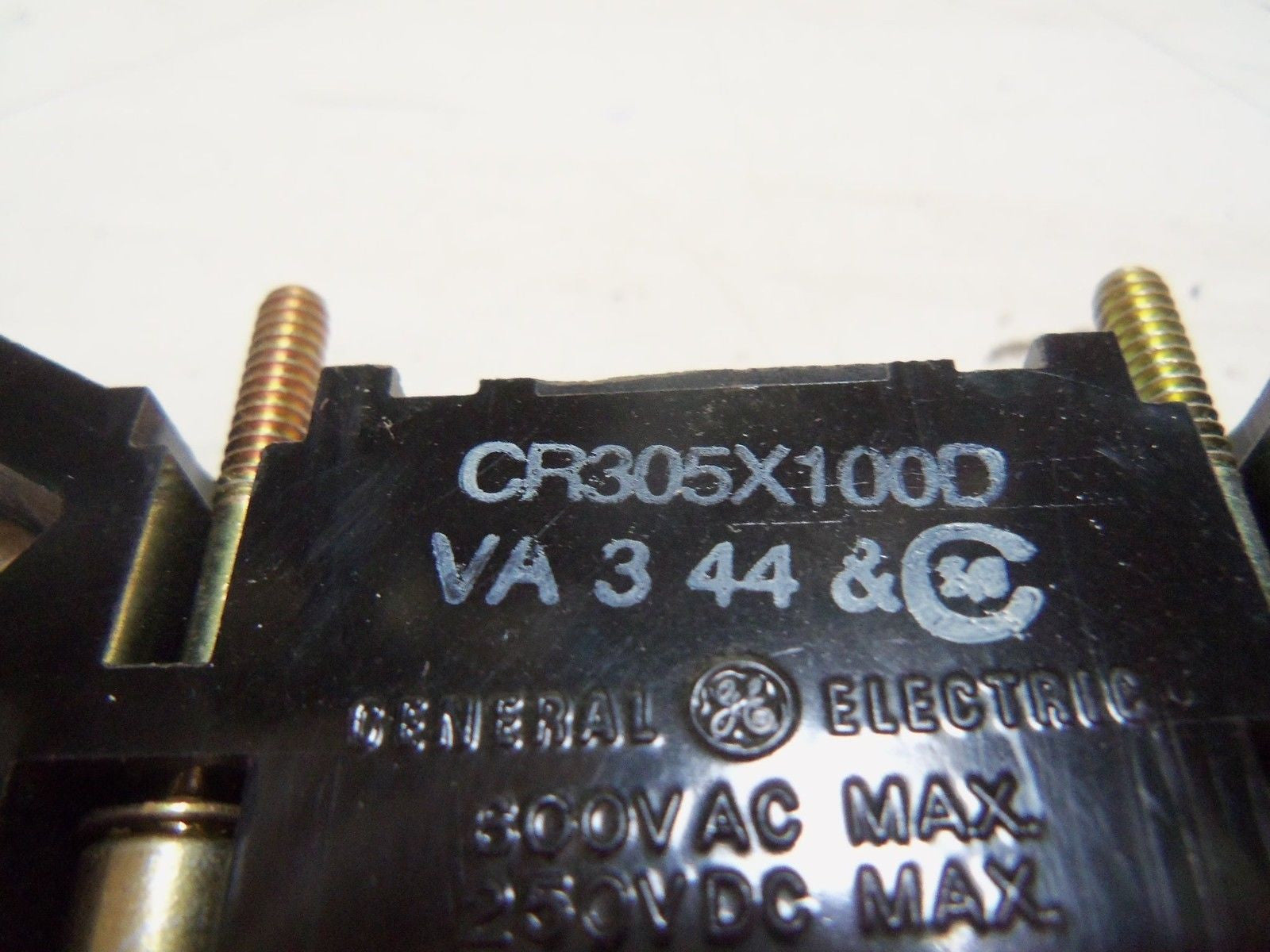 GENERAL ELECTRIC CR305X100D AUXILIARY CONTACT  *NEW IN BOX*