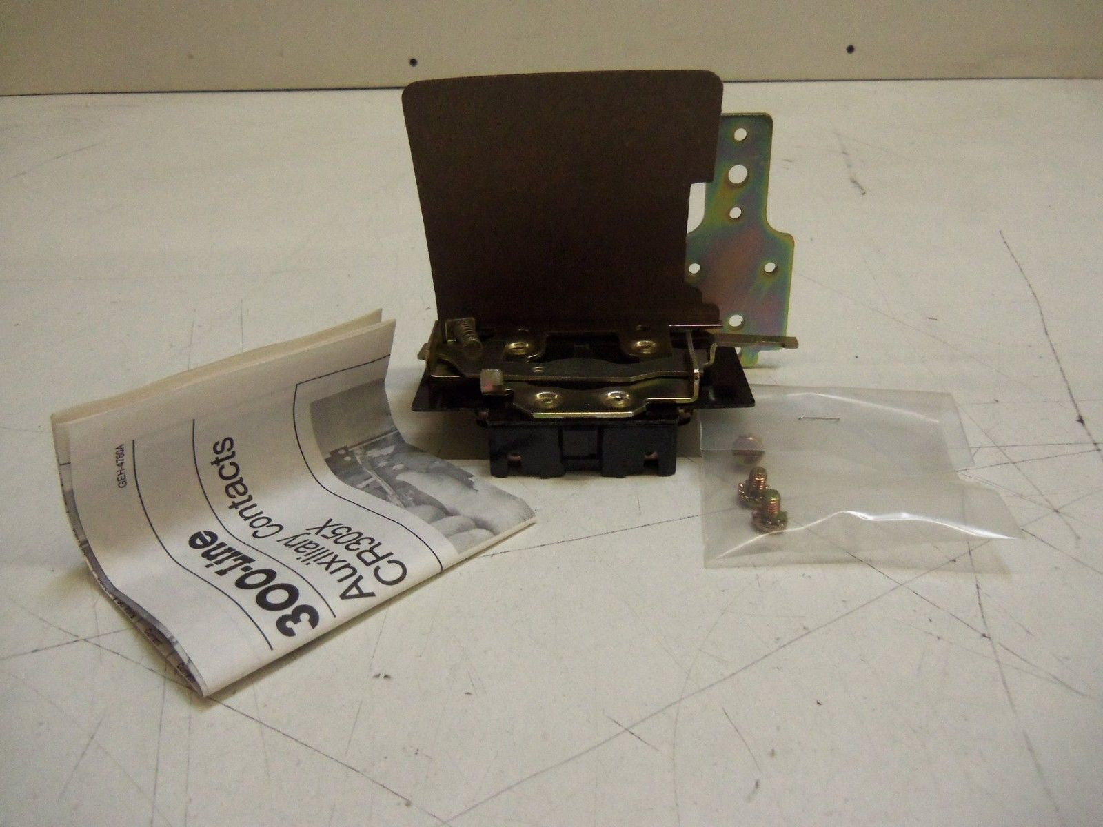 GENERAL ELECTRIC CR305X300C AUXILIARY CONTACT *NEW IN BOX*