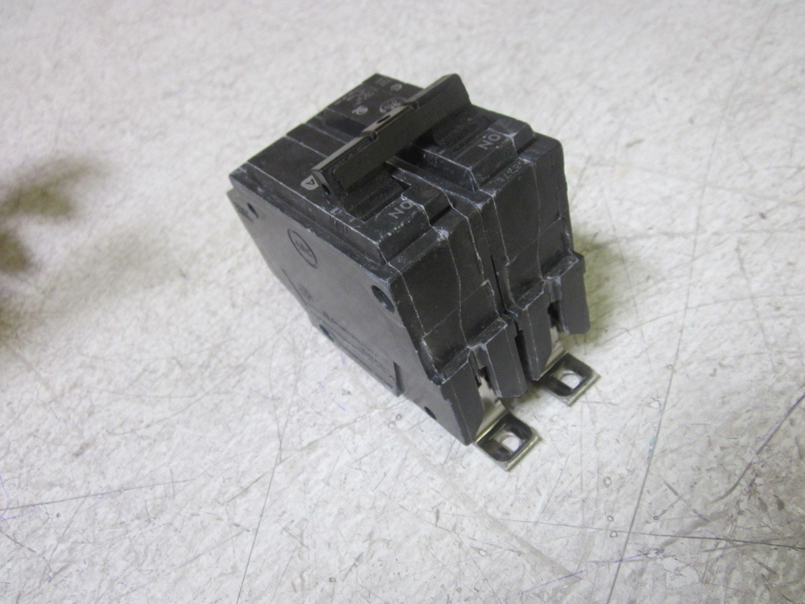 GENERAL ELECTRIC THQB215 15A 2P CIRCUIT BREAKER *USED*