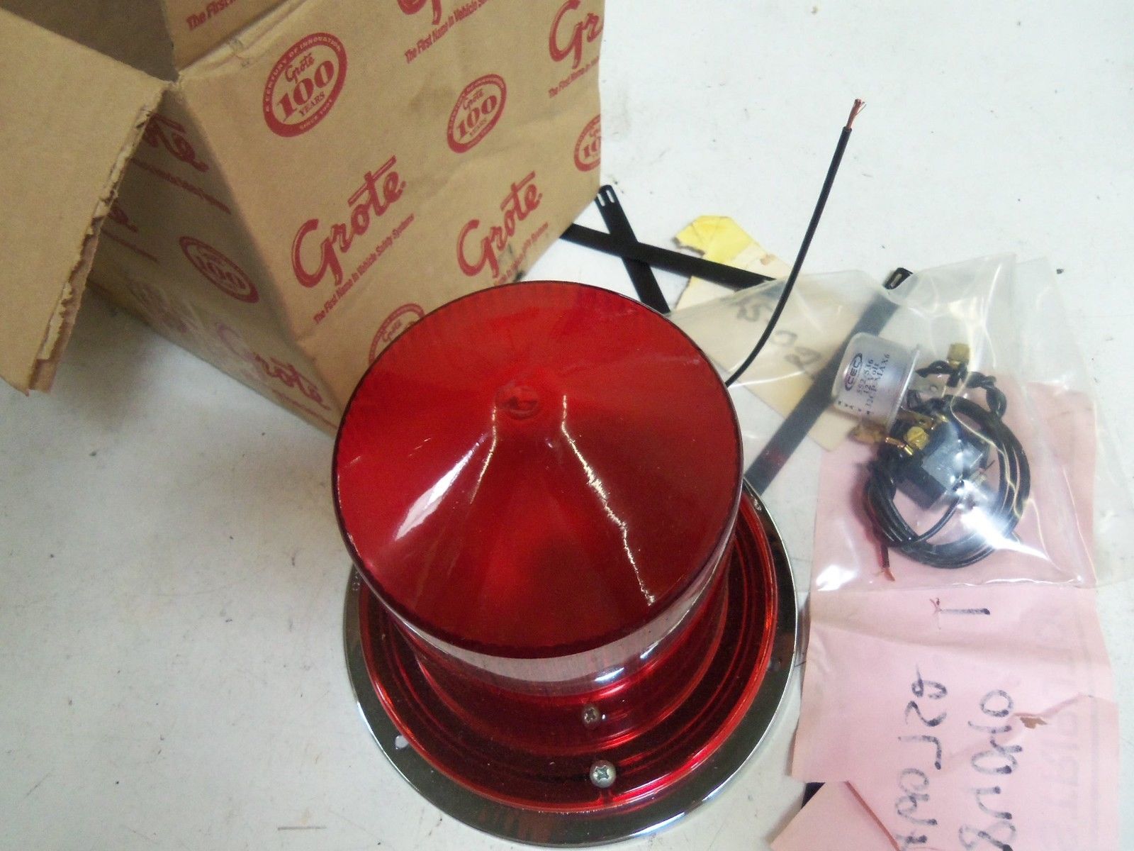 GROTE 76082 FLASHING AUXILIARY RED WARNING LIGHT *NEW IN BOX*