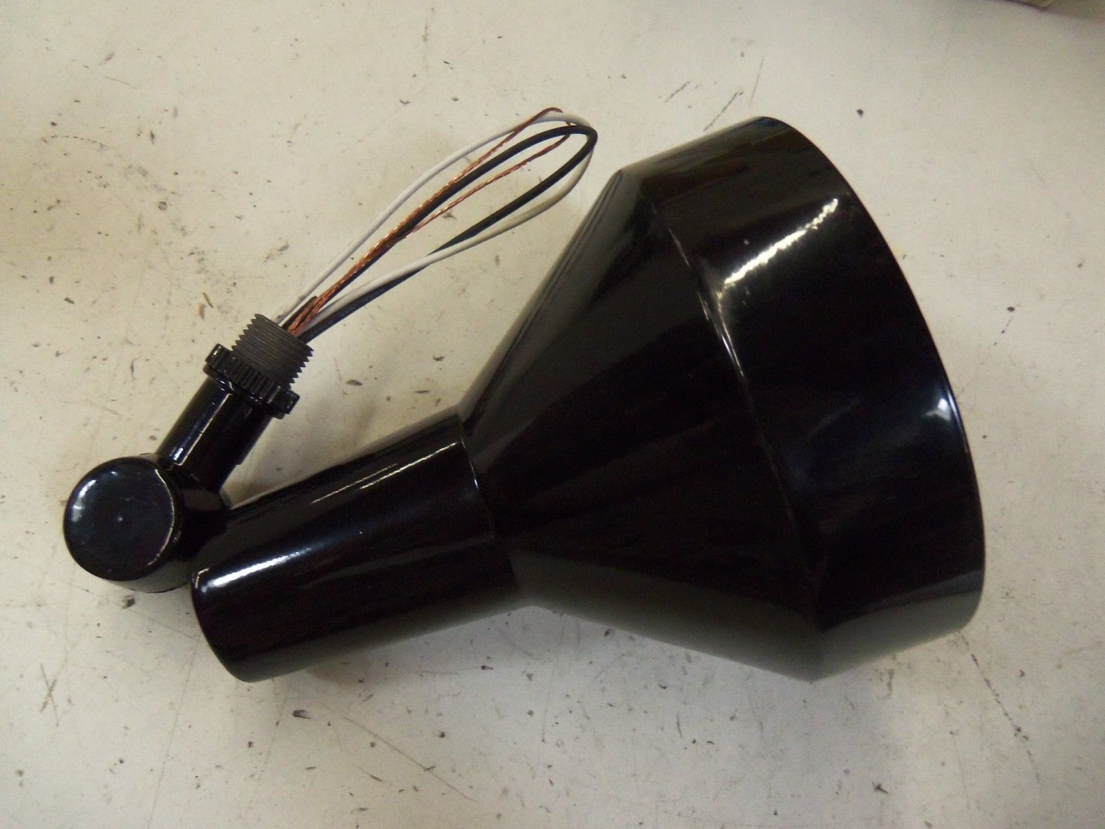 H101B INCANDESCENT LUMINAIRE 097028 *NEW IN BOX*