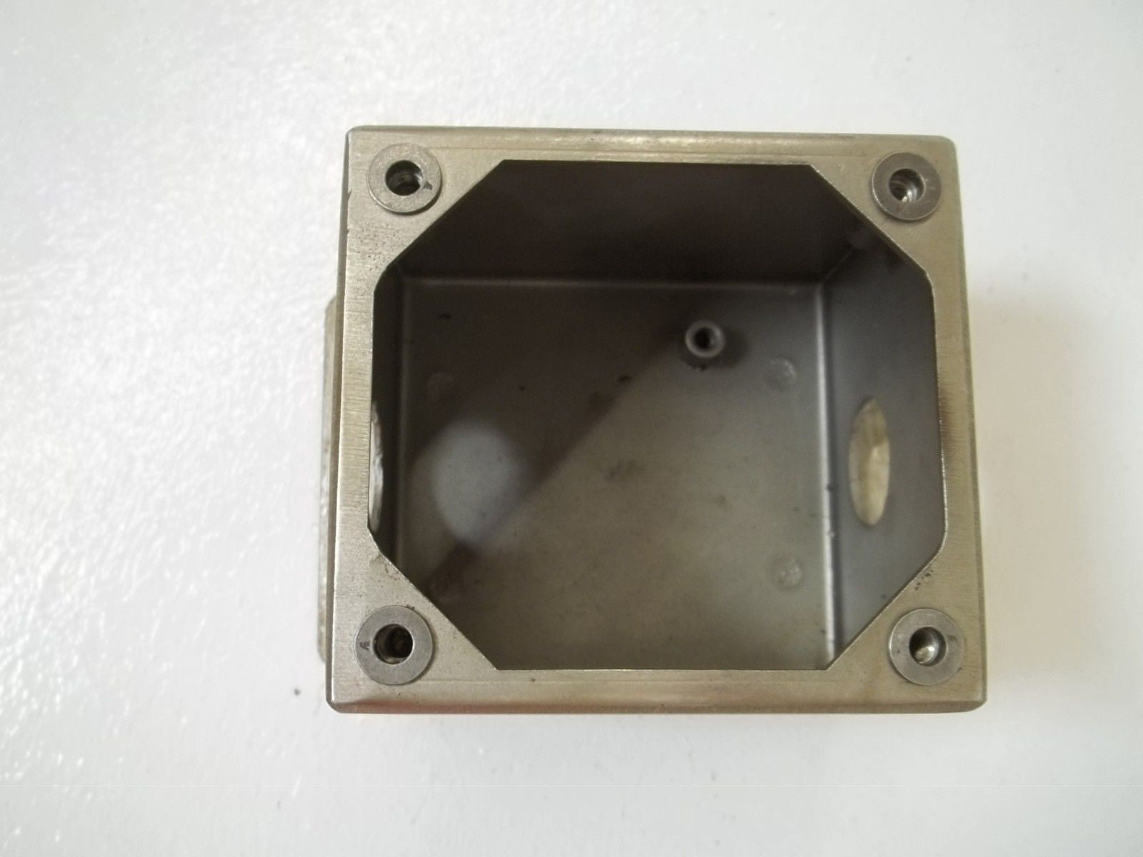 HOFFMAN E1PBGSS PUSHBUTTON ENCLOSURE  (MISSING TOP) *USED*