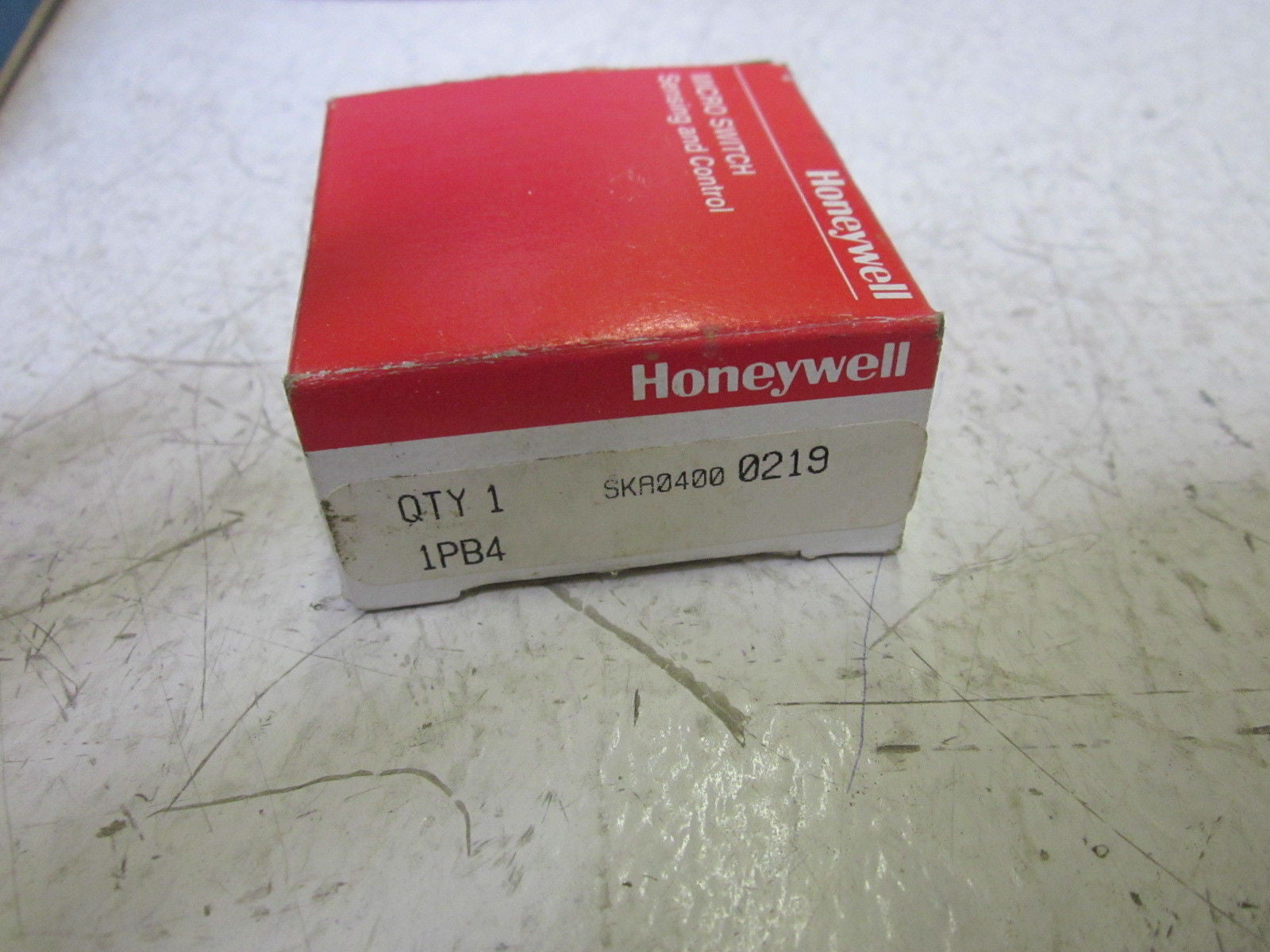 HONEYWELL 1PB4 PUSHBUTTON *NEW IN BOX*