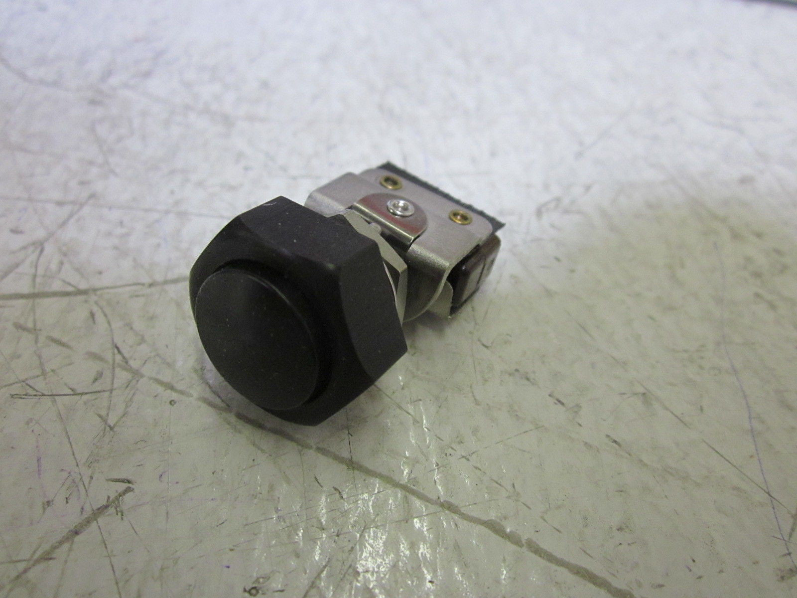 HONEYWELL 1PB4 PUSHBUTTON *NEW IN BOX*