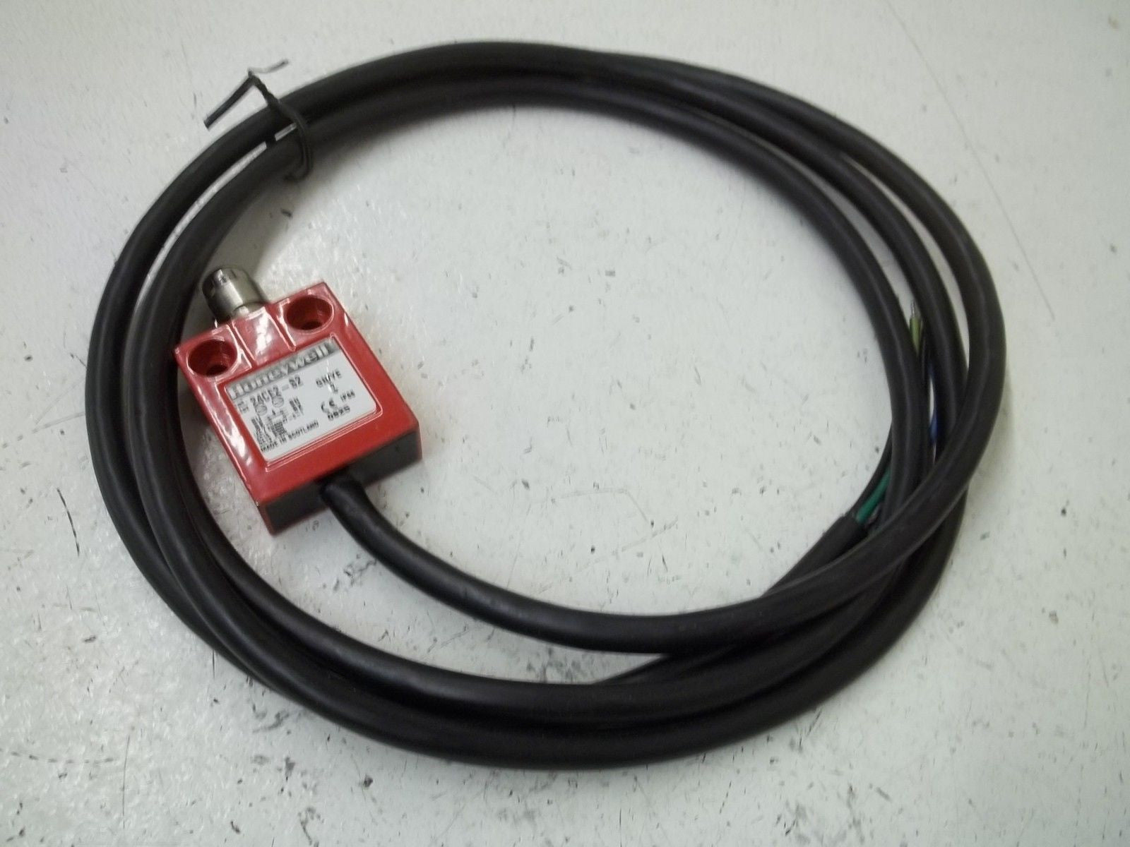 HONEYWELL 24CE2-S2 SAFETY SWITCH *NEW NO BOX*