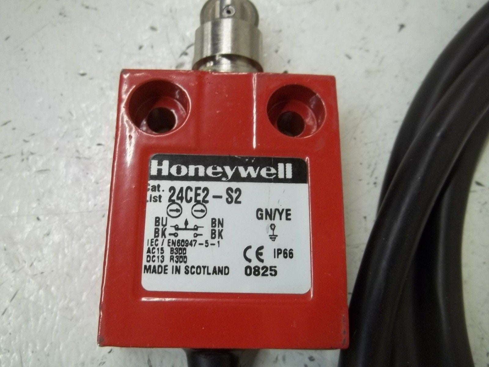 HONEYWELL 24CE2-S2 SAFETY SWITCH *NEW NO BOX*