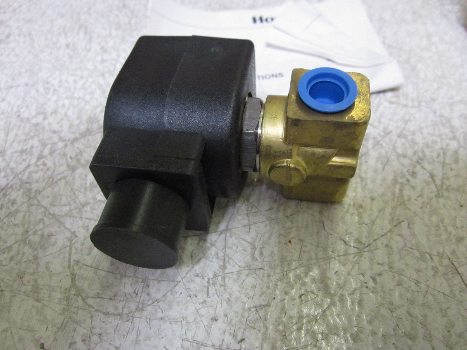 HONEYWELL 7121KBN2SV00 SKINNER VALVE 120V *NEW IN BOX*