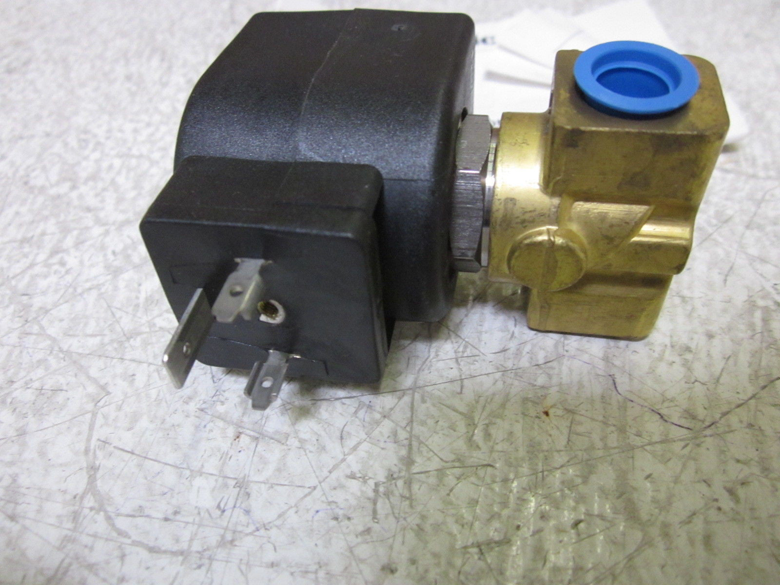 HONEYWELL 7121KBN2SV00 SKINNER VALVE 120V *NEW IN BOX*