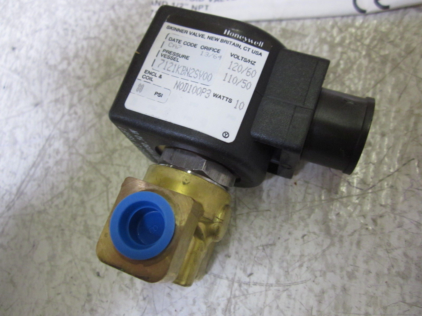 HONEYWELL 7121KBN2SV00 SKINNER VALVE 120V *NEW IN BOX*