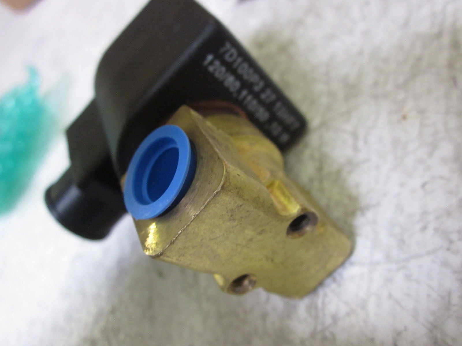 HONEYWELL 7121KBN2SV00 SKINNER VALVE 120V *NEW IN BOX*