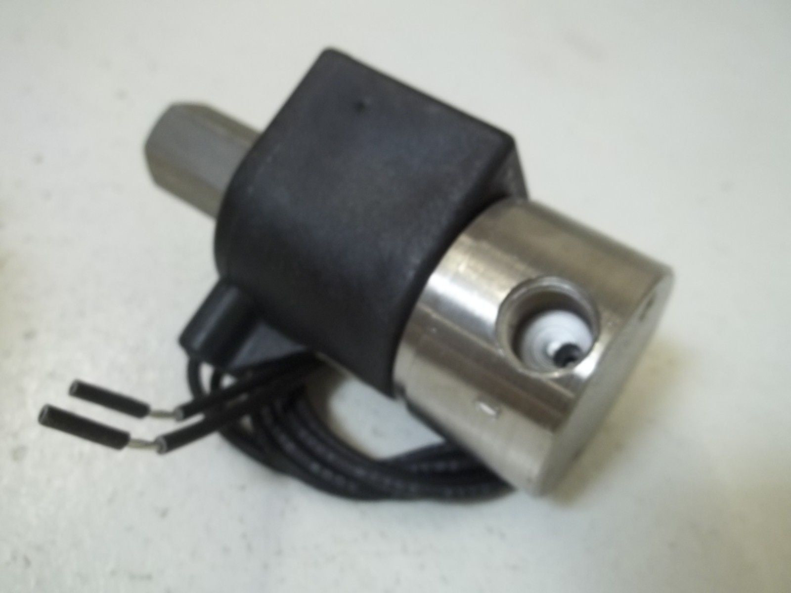 HONEYWELL 71395SN2GNJ1N0L111P3 SKINNER VALVE  120/60 *NEW IN BOX*