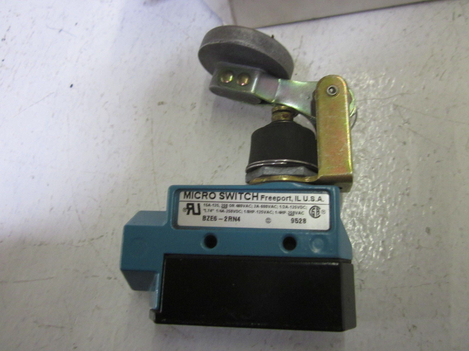 HONEYWELL BZE6-2RN4 LIMIT SWITCH *NEW IN BOX*