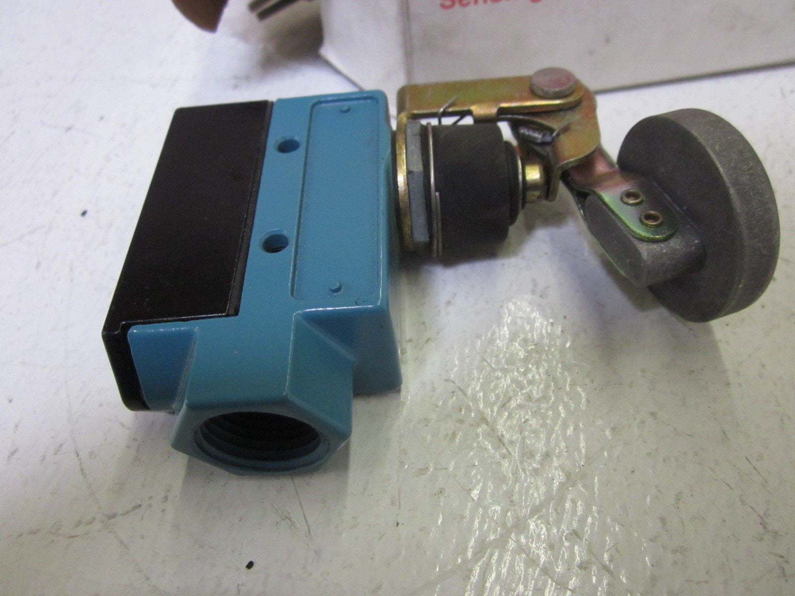 HONEYWELL BZE6-2RN4 LIMIT SWITCH *NEW IN BOX*