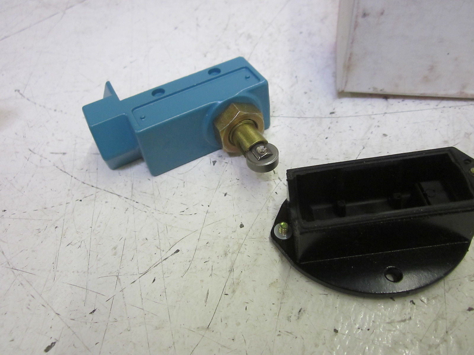HONEYWELL BZV6-2RQ8 LIMIT SWITCH  *NEW IN BOX*
