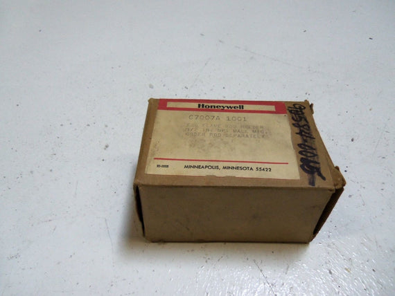 HONEYWELL C7007A 1001 FLAME ROD HOLDER *USED*