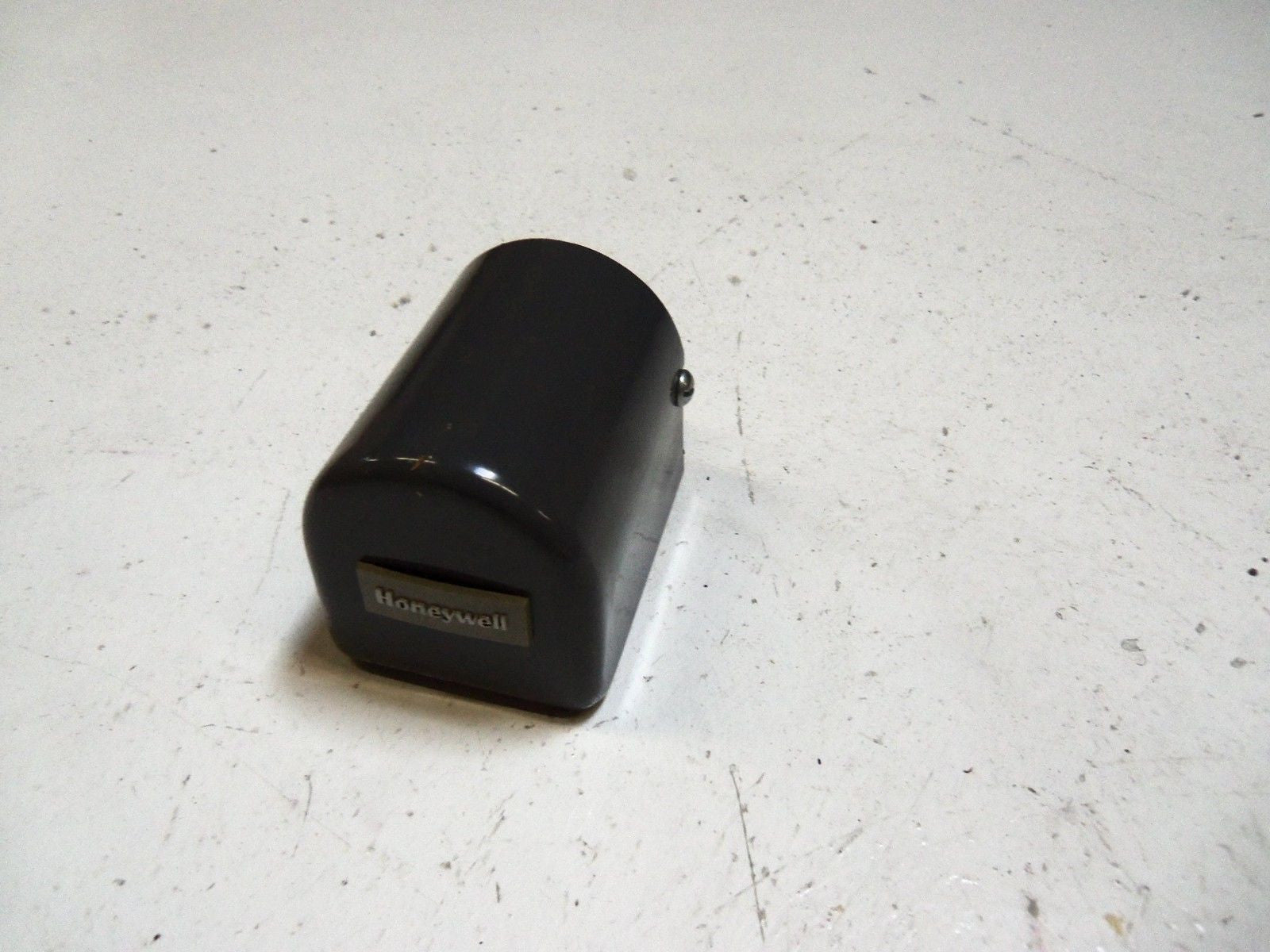 HONEYWELL C7007A 1001 FLAME ROD HOLDER *USED*