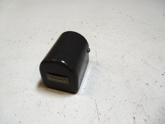 HONEYWELL C7007A 1001 FLAME ROD HOLDER *USED*