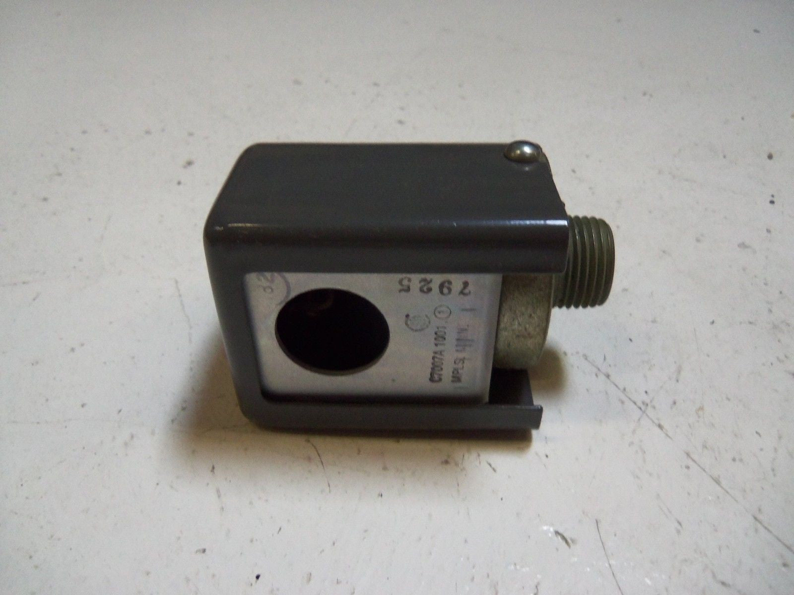 HONEYWELL C7007A 1001 FLAME ROD HOLDER *USED*