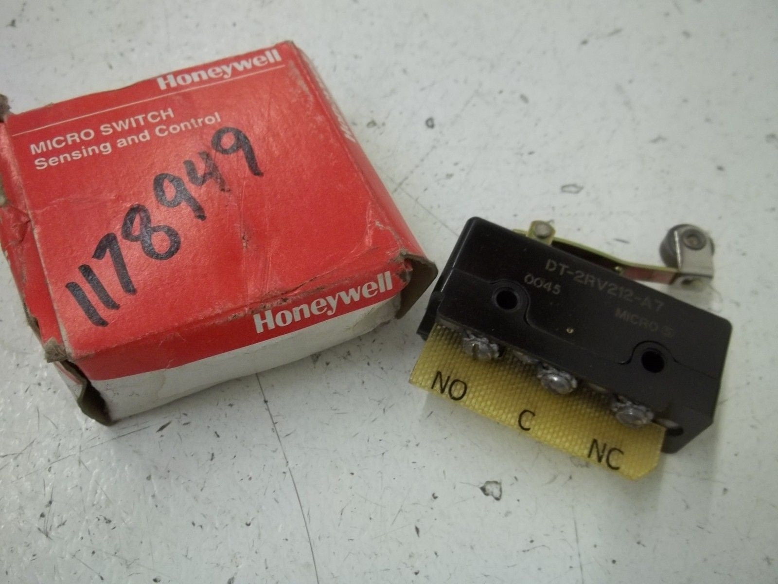 HONEYWELL DT-2RV212-A7 LIMIT SWITCH *NEW IN BOX*