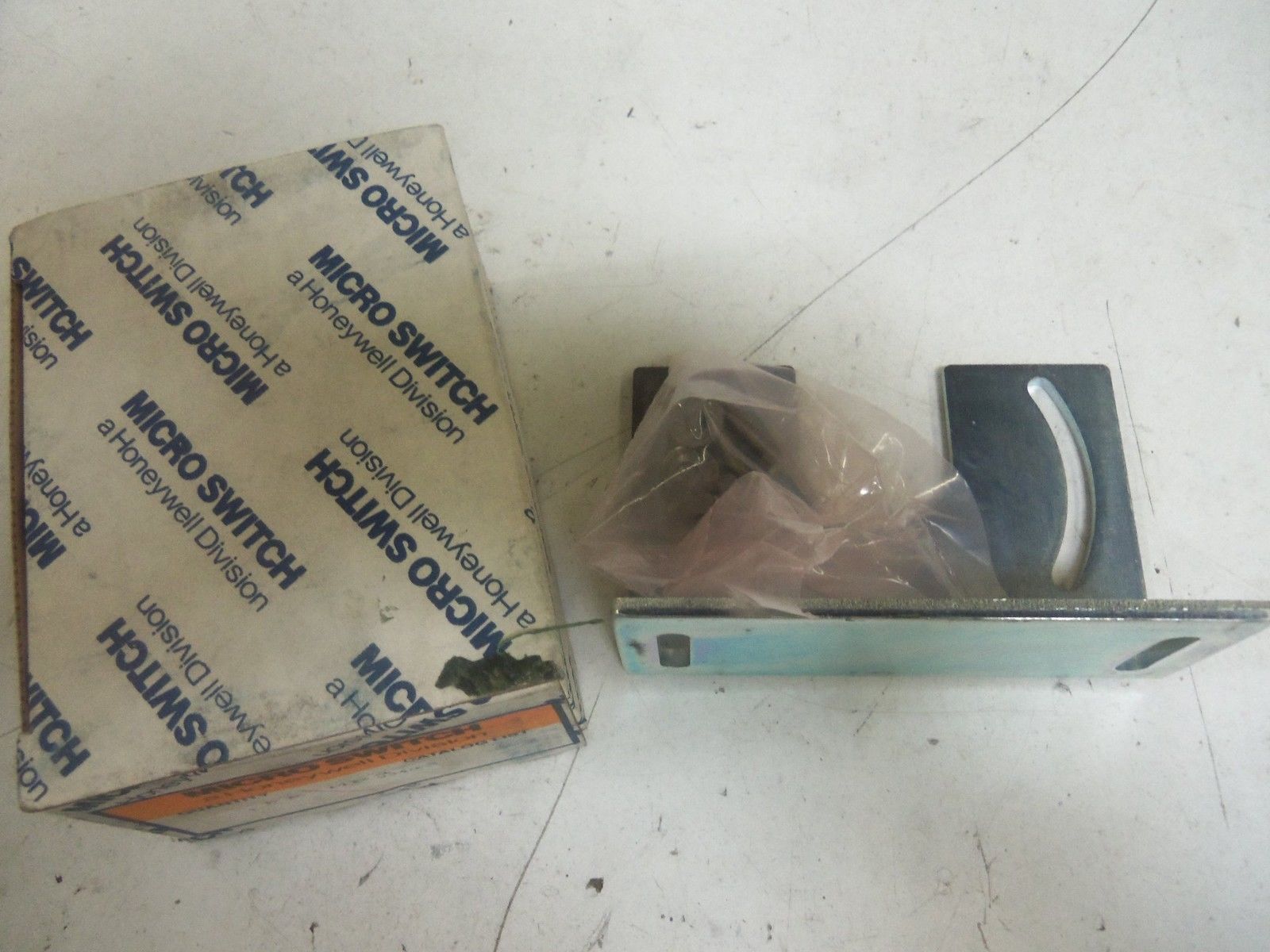 MICROSWITCH FE-MB4 MOUNTING BRACKET *NEW IN BOX*