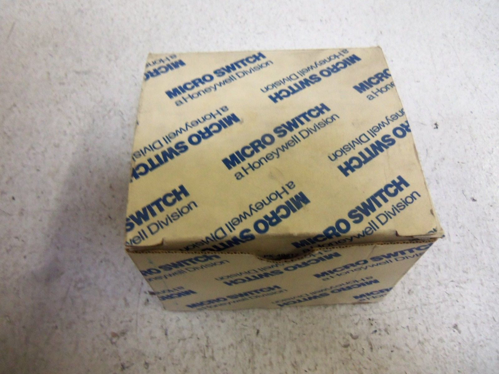 MICROSWITCH FMSA3-6 PROXIMITY SWITCH *NEW IN BOX*