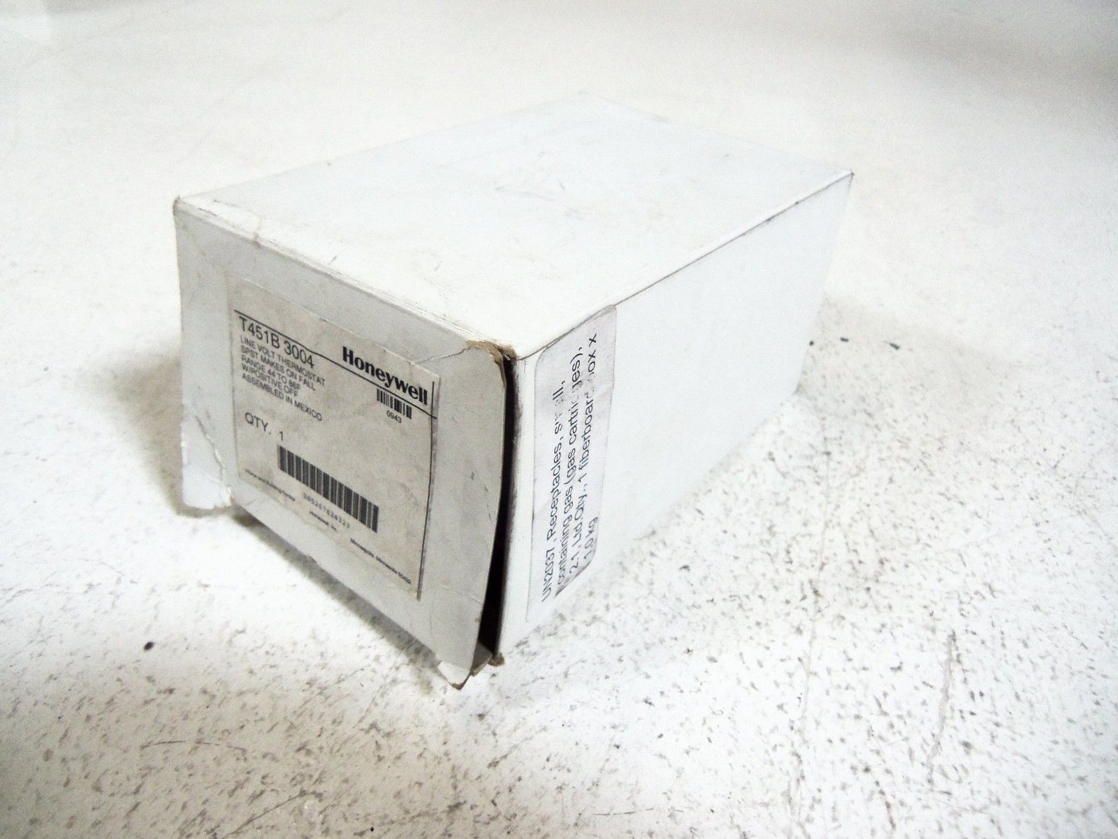 HONEYWELL LINE VOLT THERMOSTAT T451B-3004 *NEW IN BOX*