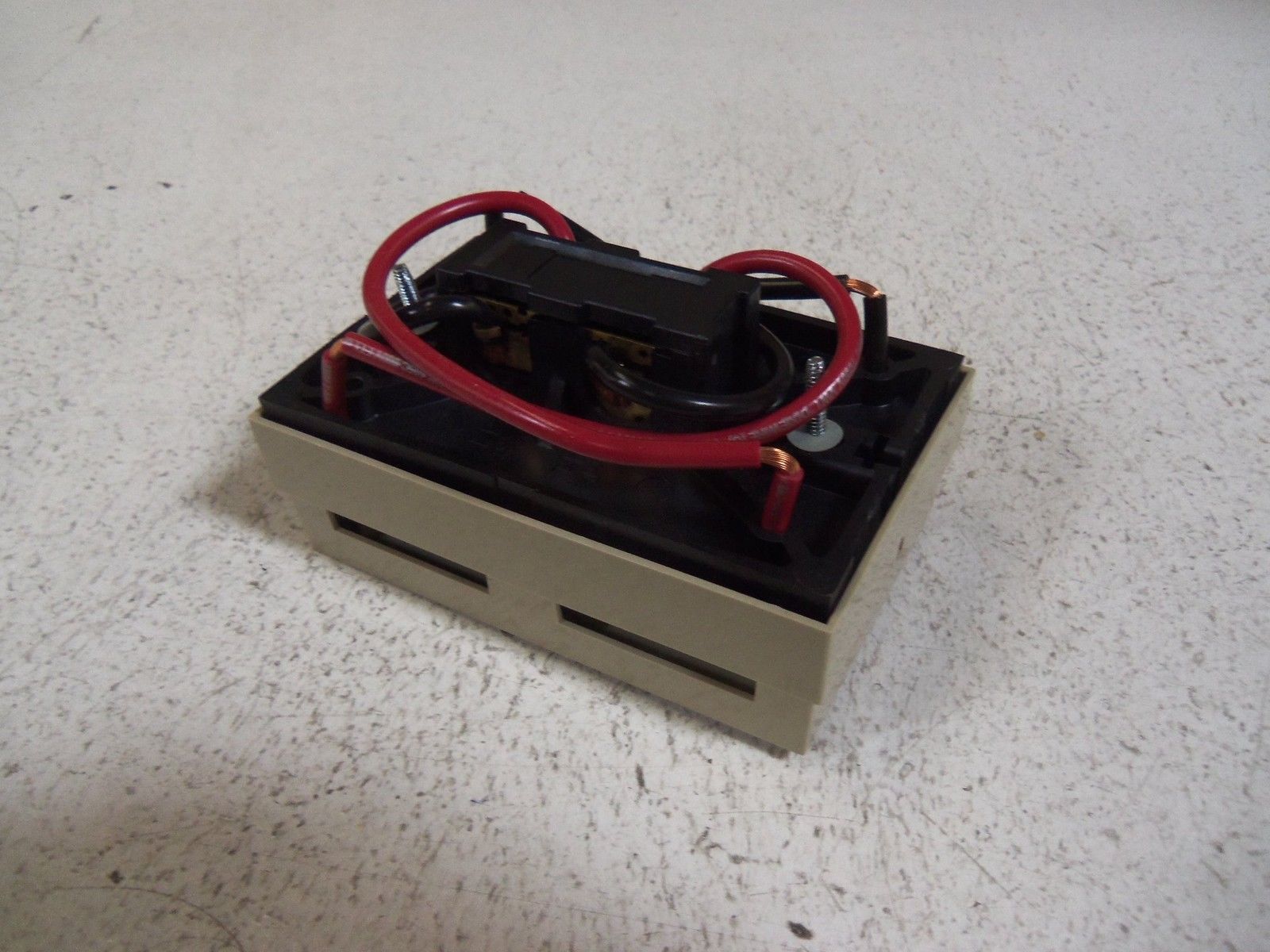 HONEYWELL LINE VOLT THERMOSTAT T451B-3004 *NEW IN BOX*