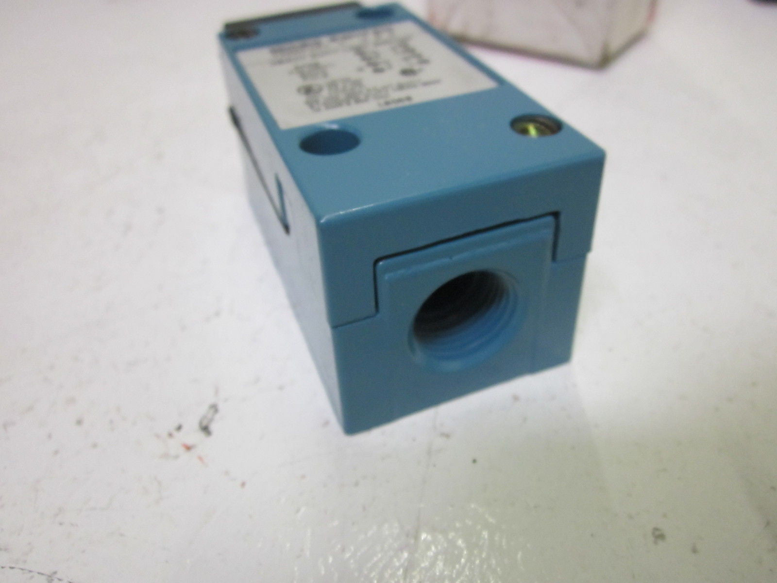 HONEYWELL LSD6B HEAVY DUTY LIMIT SWITCH 600VAC  *NEW IN BOX*
