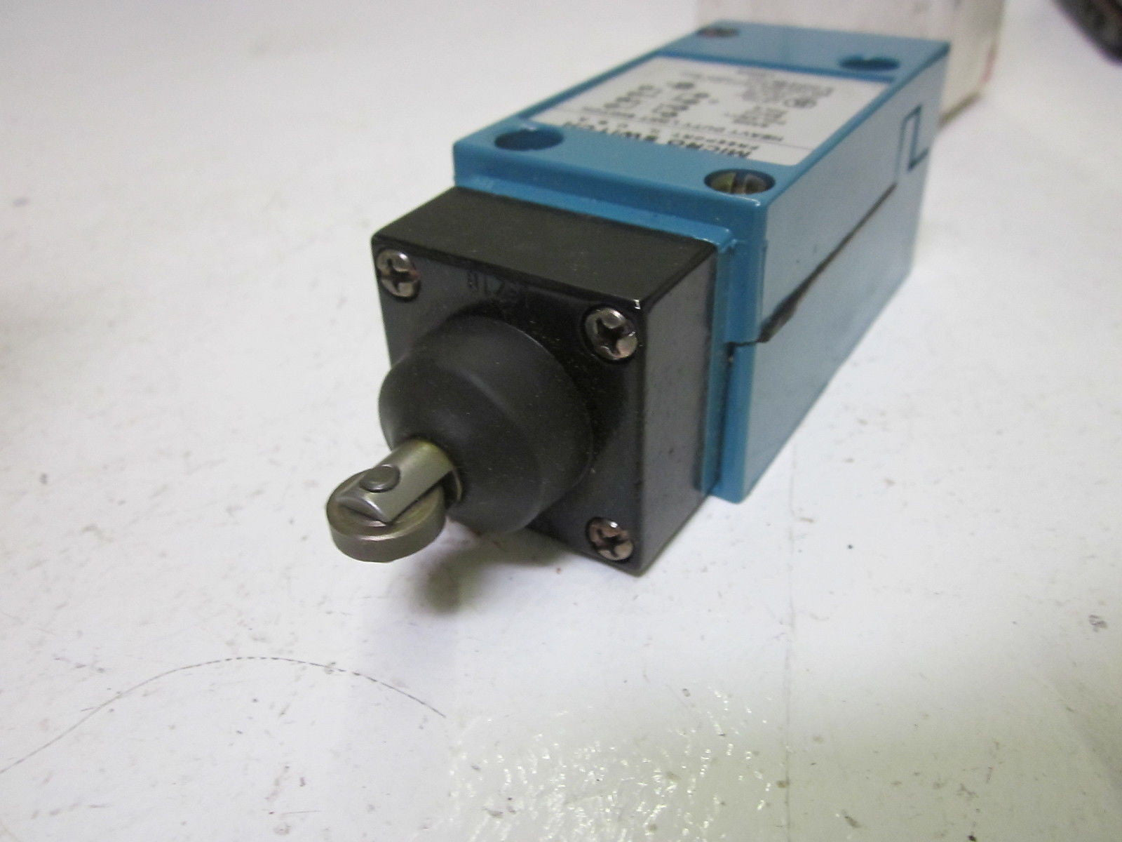 HONEYWELL LSD6B HEAVY DUTY LIMIT SWITCH 600VAC  *NEW IN BOX*