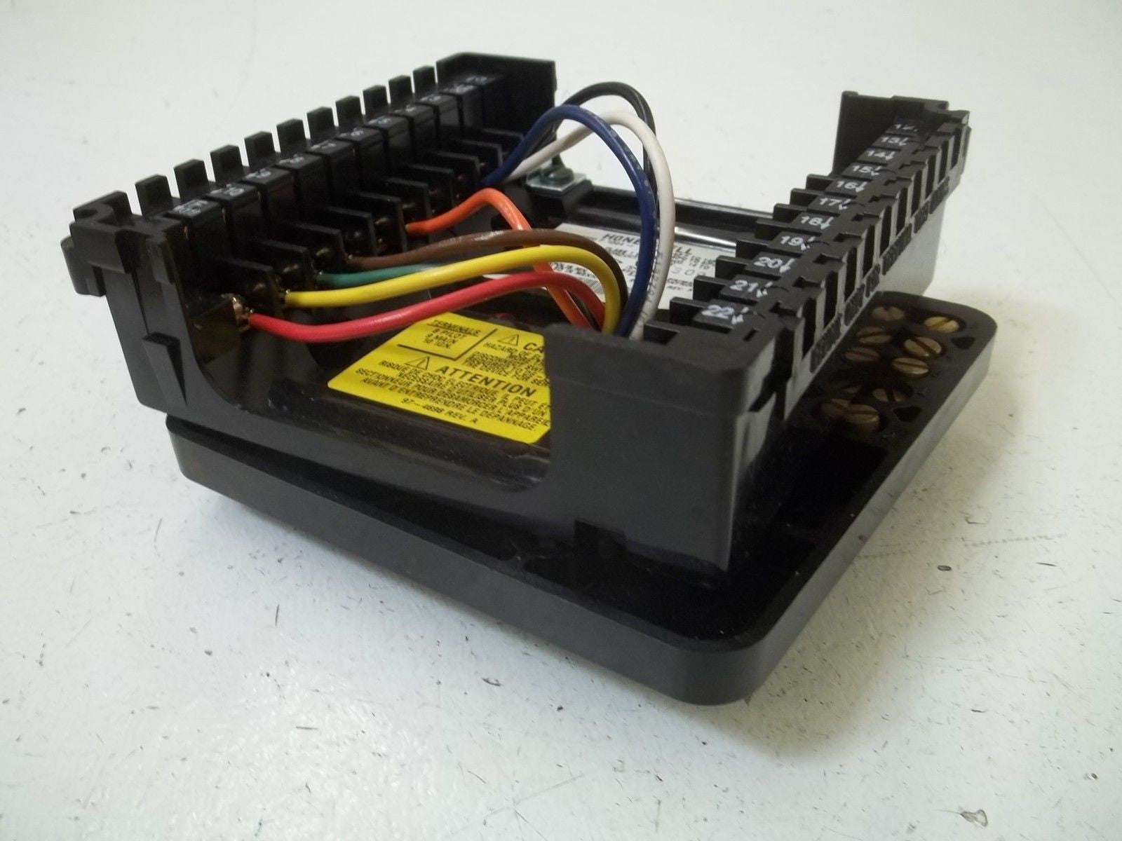 HONEYWELL Q7800F1004 ADAPTER SUBBASE *USED*