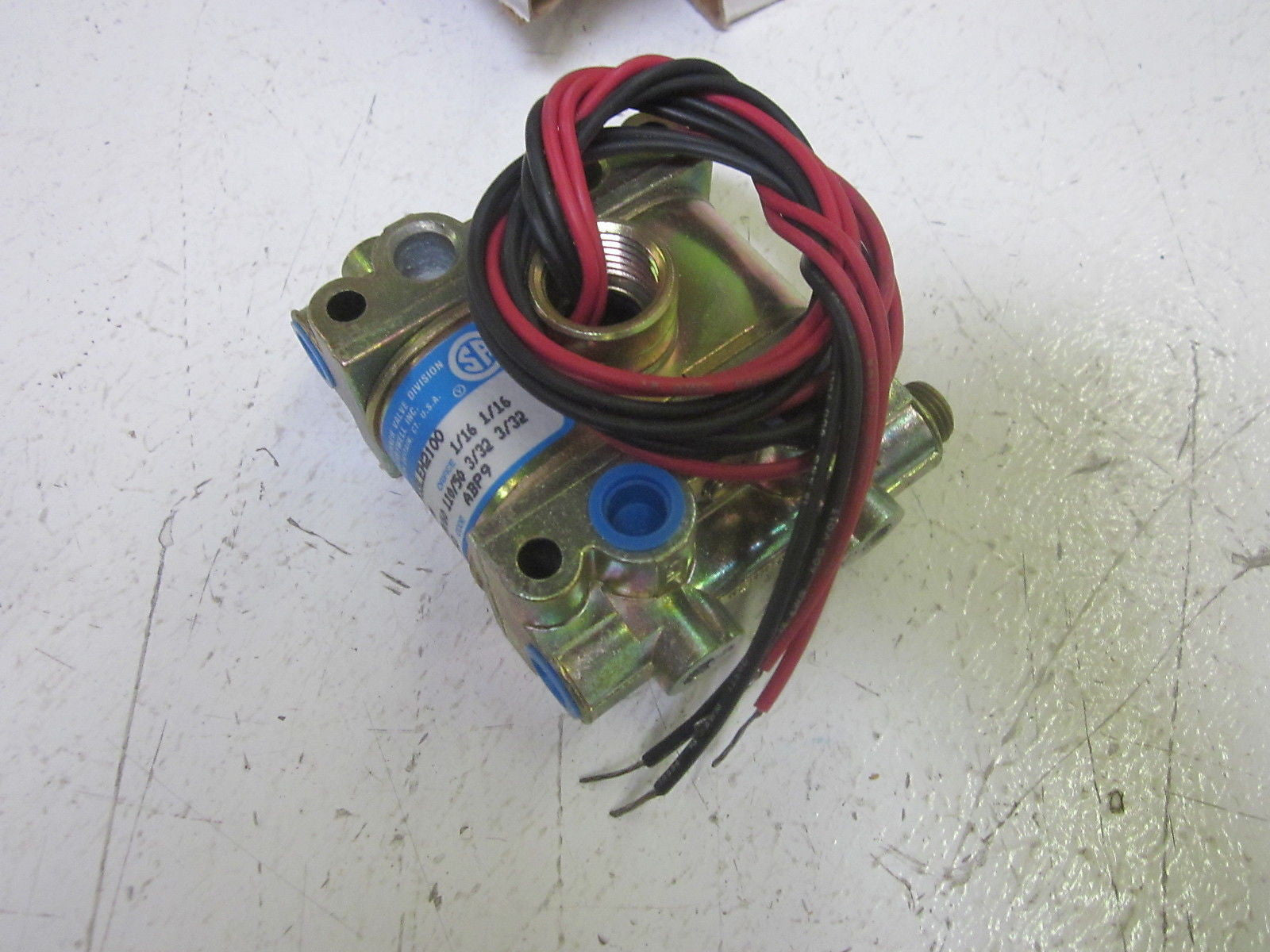 HONEYWELL SKINNER  V933LEH2100 SOLENOID VALVE 100PSI 120V *NEW IN BOX*