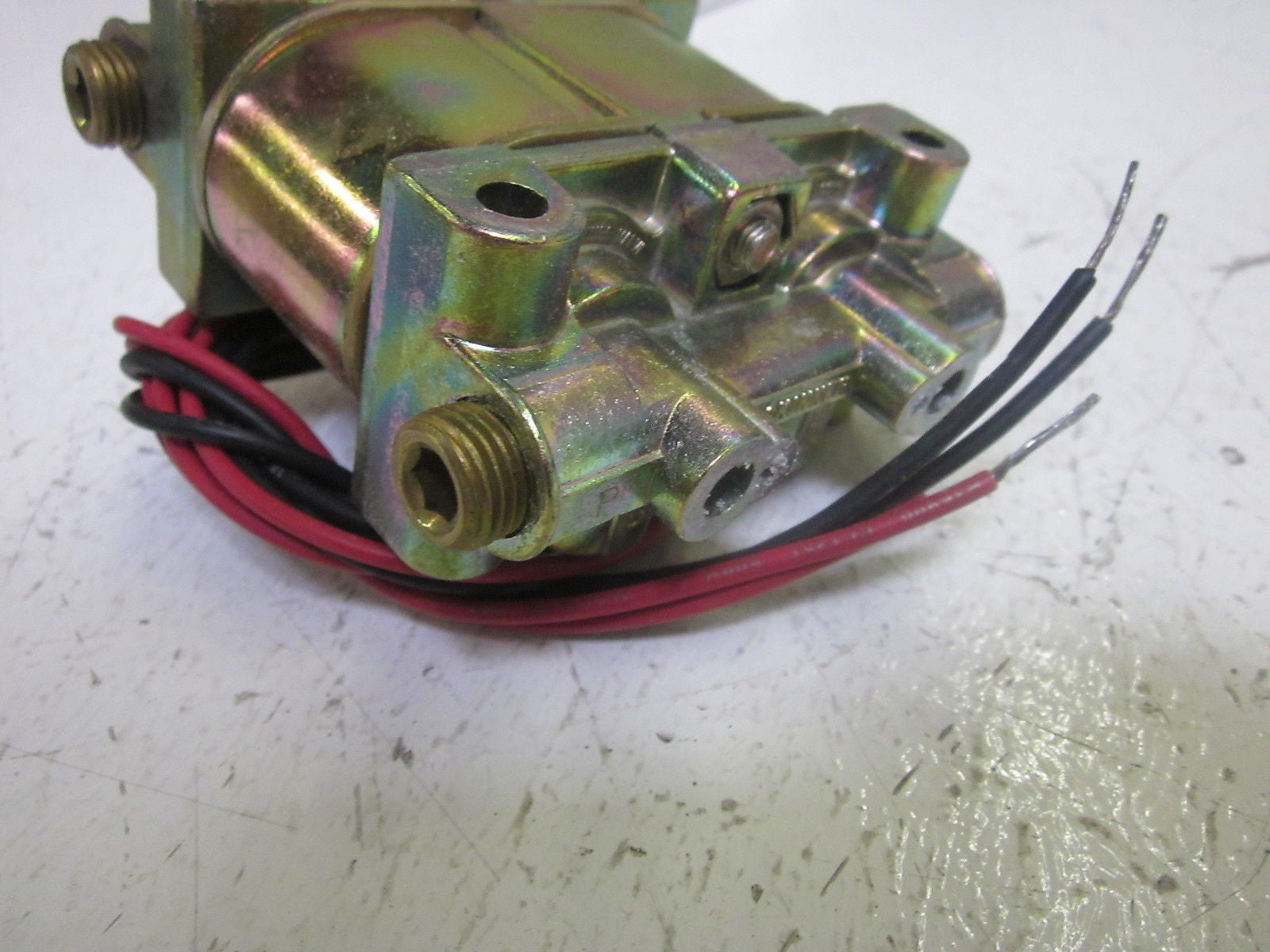 HONEYWELL SKINNER  V933LEH2100 SOLENOID VALVE 100PSI 120V *NEW IN BOX*