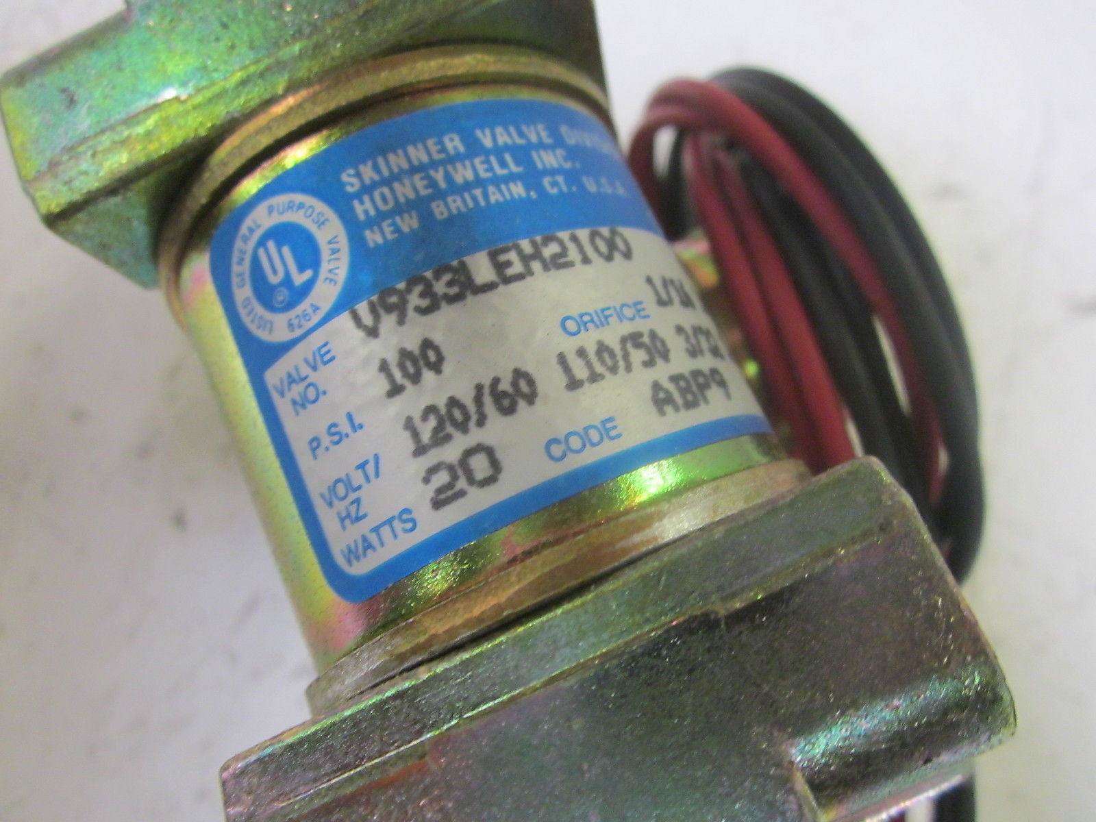 HONEYWELL SKINNER  V933LEH2100 SOLENOID VALVE 100PSI 120V *NEW IN BOX*