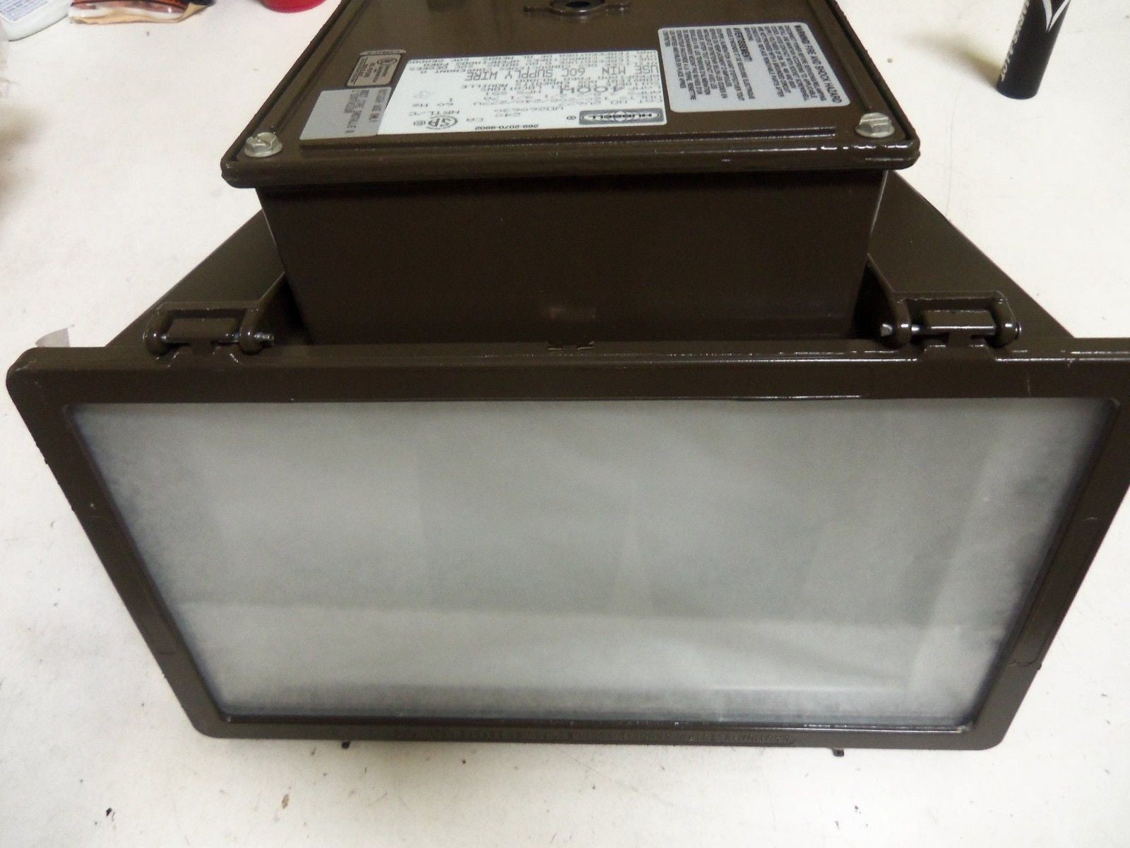 HUBBELL 2V677 *NEW IN BOX*