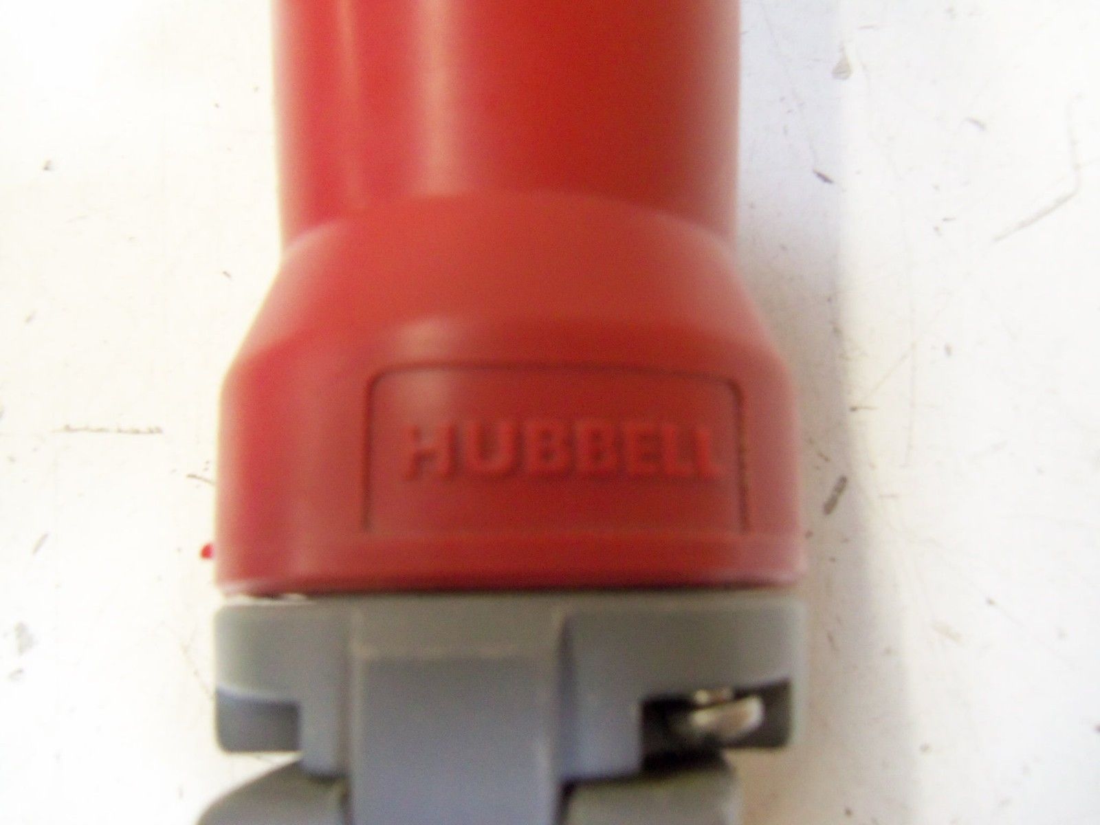 HUBBELL 330P7W (WITH CRACK) *USED*