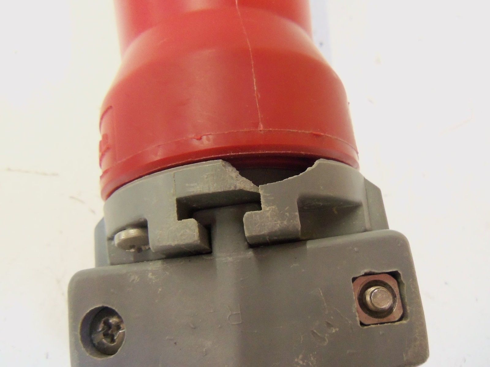 HUBBELL 330P7W (WITH CRACK) *USED*
