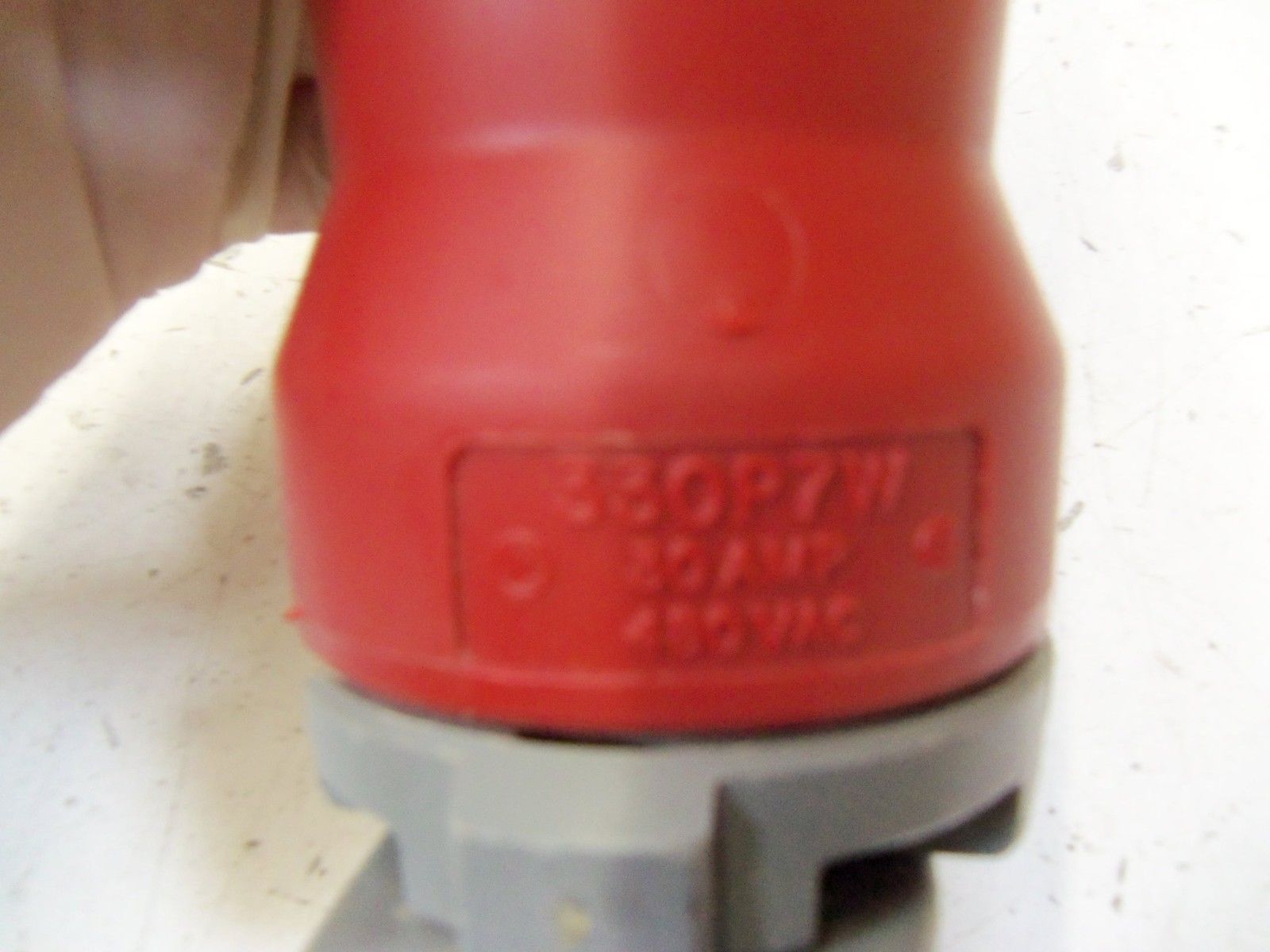 HUBBELL 330P7W (WITH CRACK) *USED*