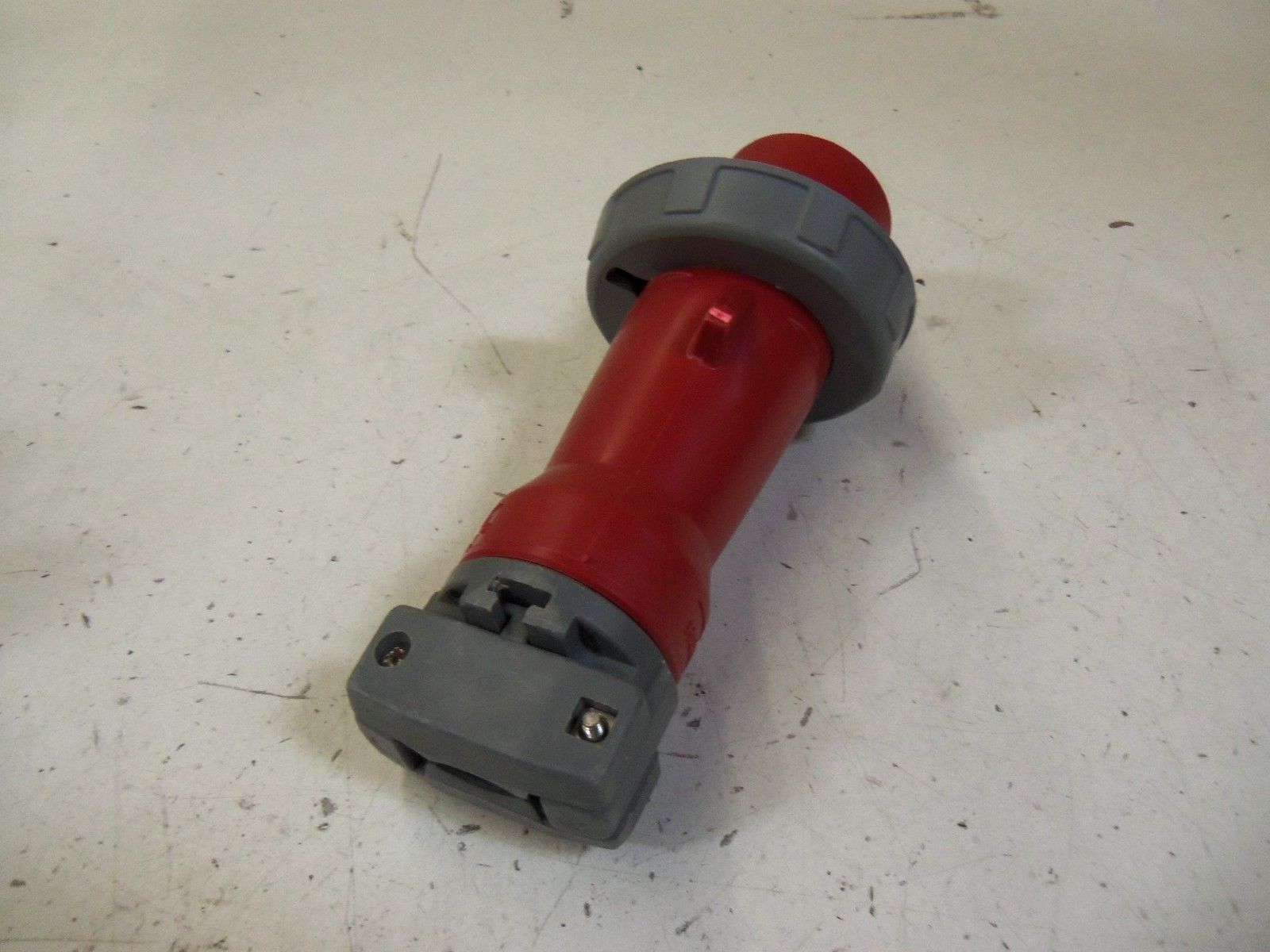 HUBBELL 330P7W (WITH CRACK) *USED*