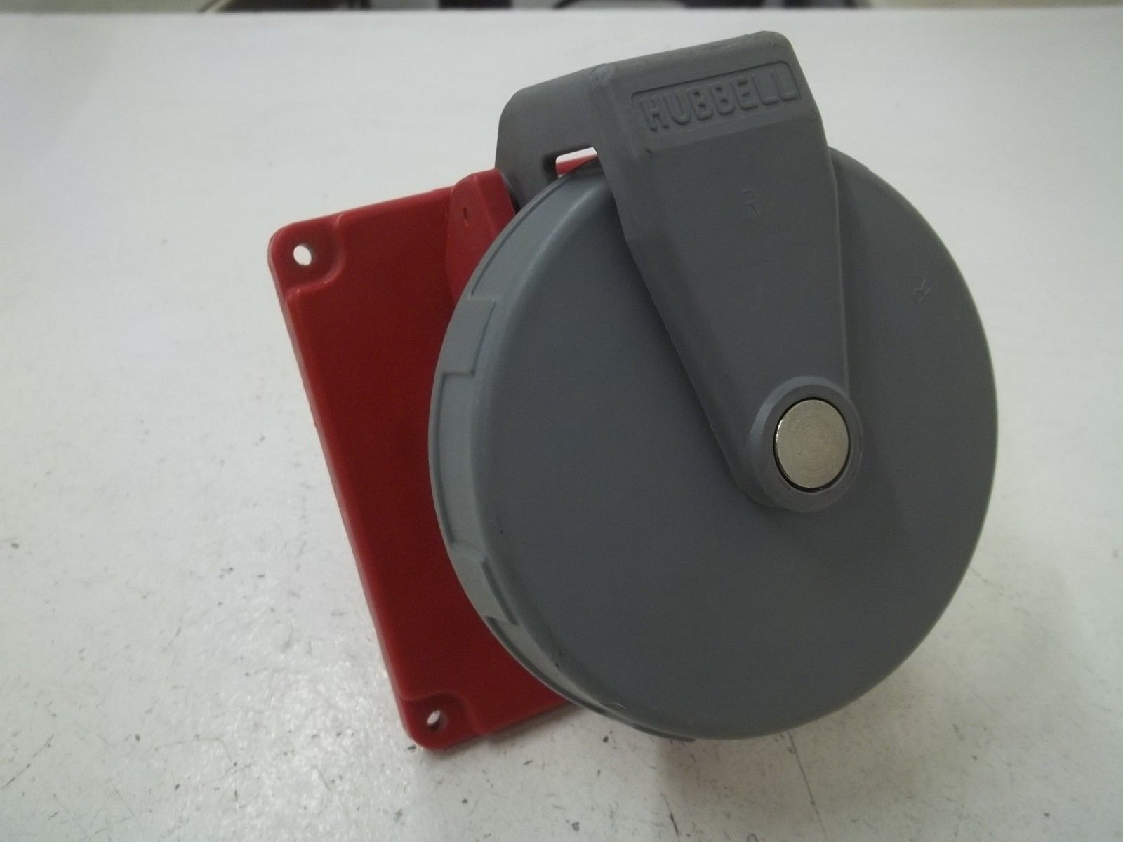 HUBBELL 5100R7W PIN & SLEEVE RECEPTACLE *USED*